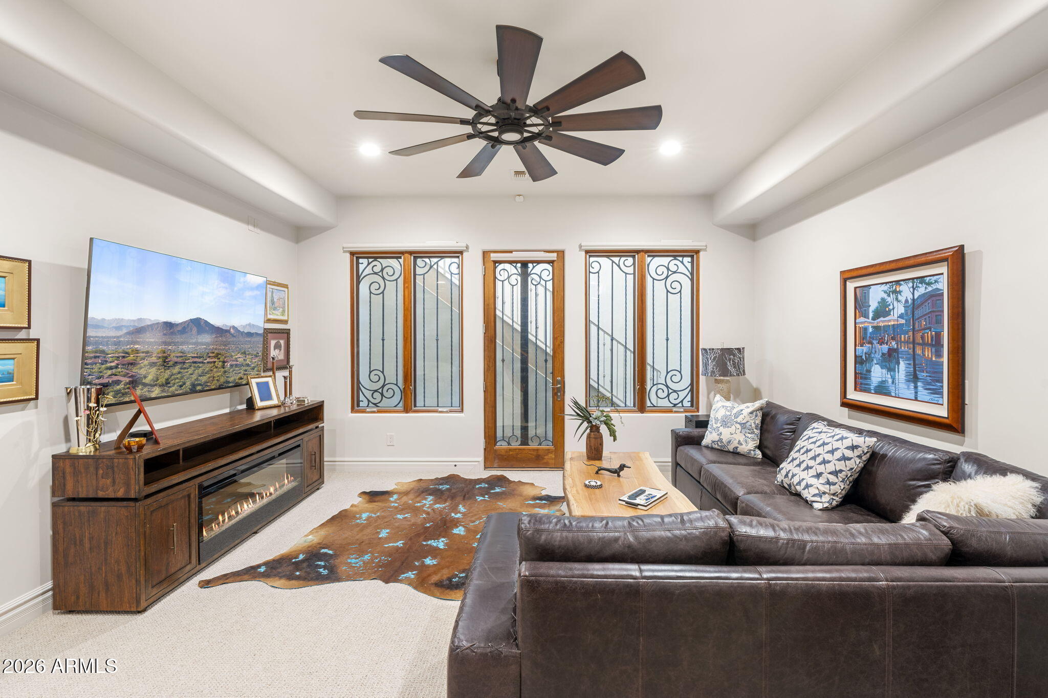 7 E OAKWOOD HILLS Drive