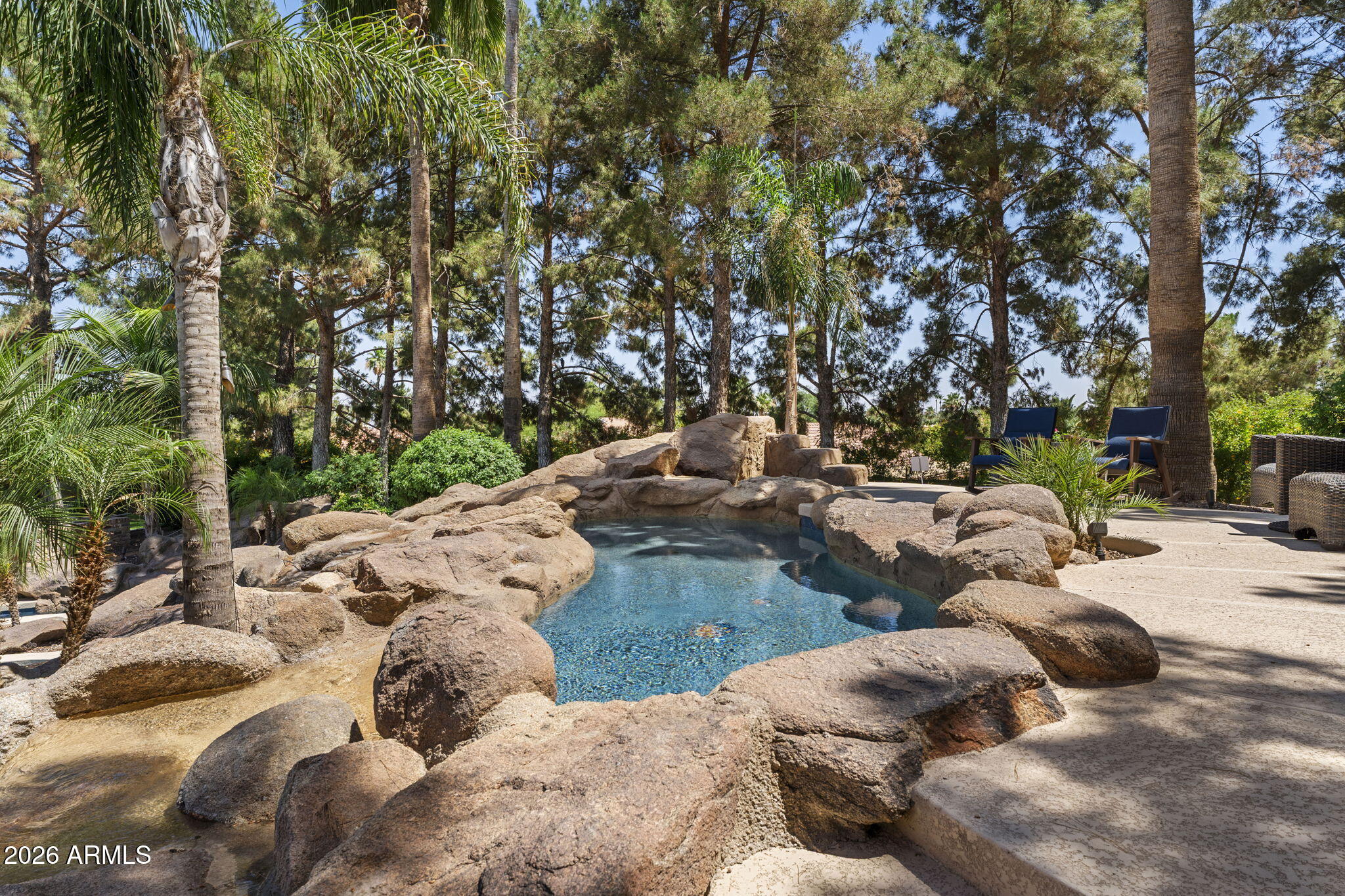 7 E OAKWOOD HILLS Drive