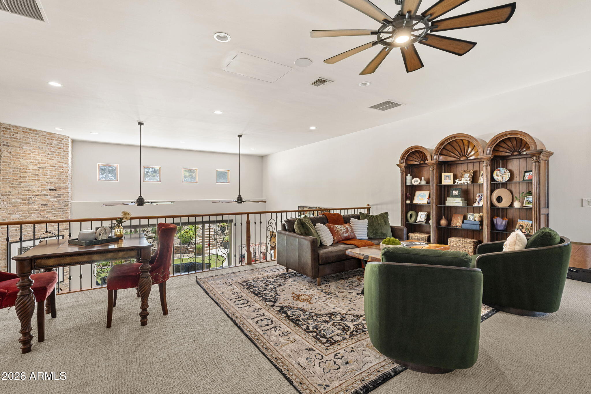 7 E OAKWOOD HILLS Drive