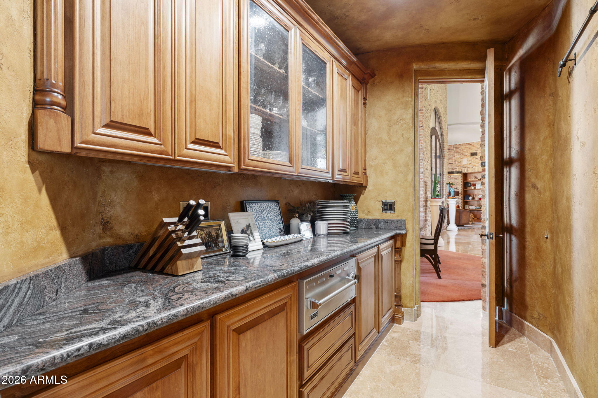 7 E OAKWOOD HILLS Drive