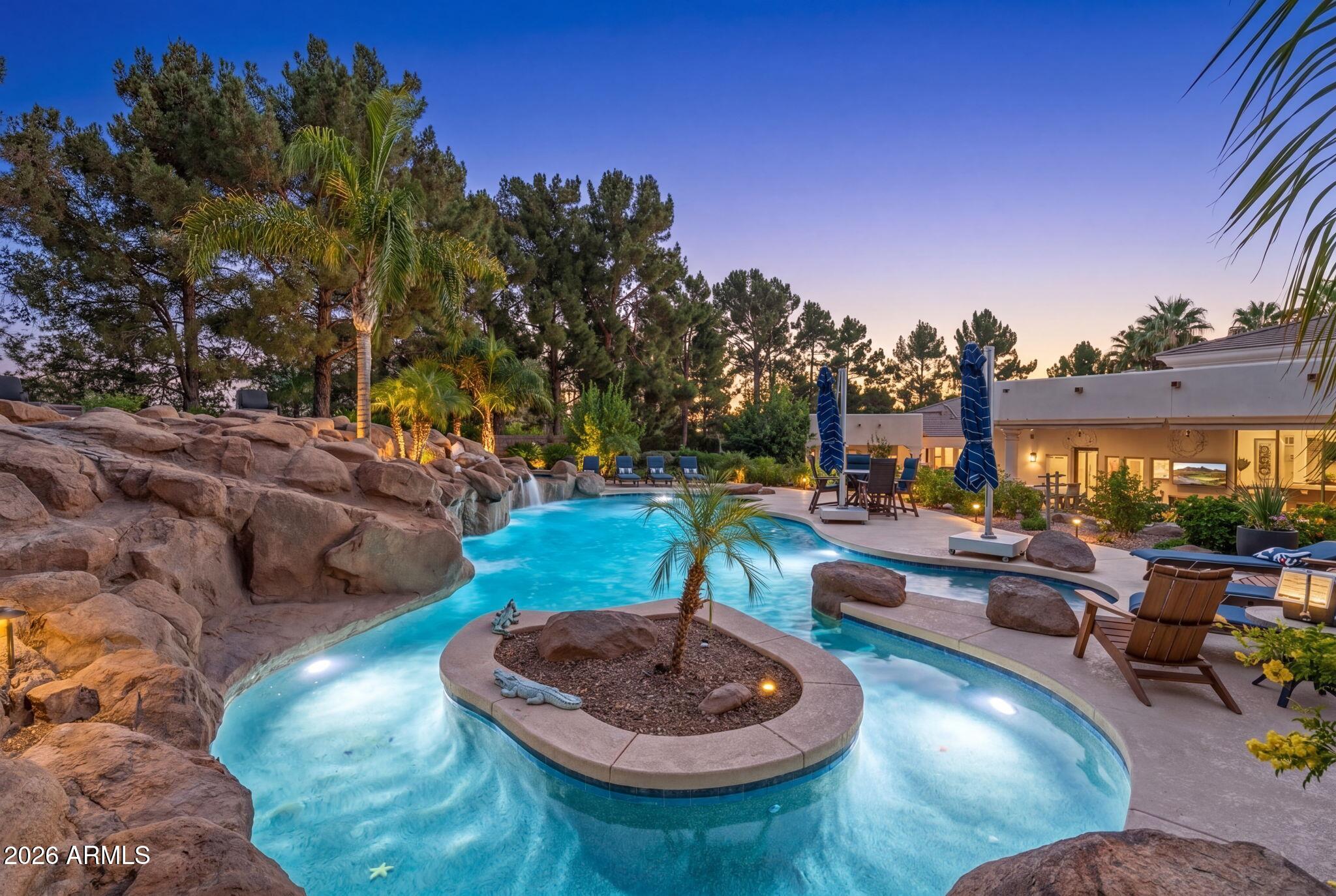 7 E OAKWOOD HILLS Drive