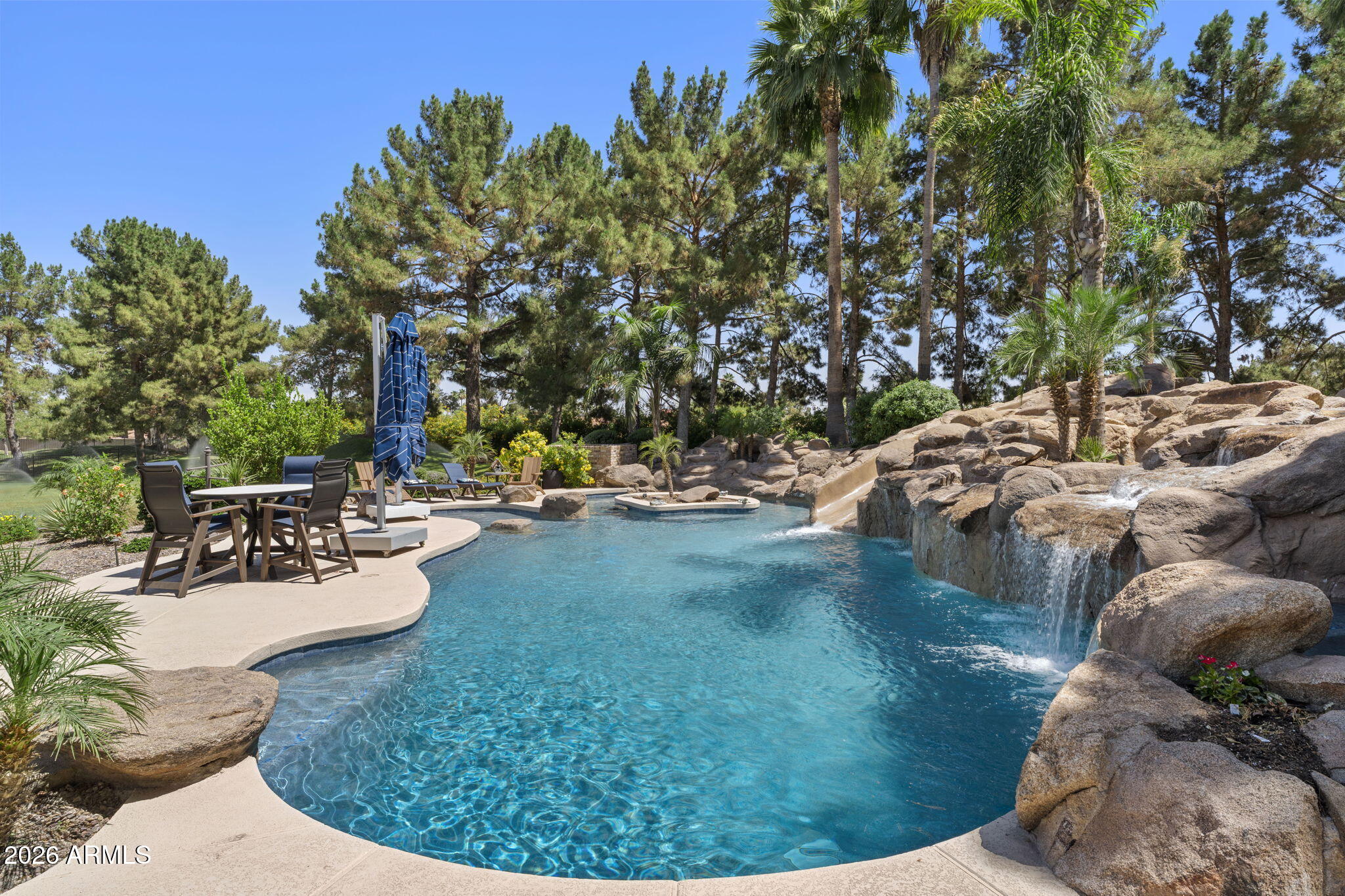 7 E OAKWOOD HILLS Drive