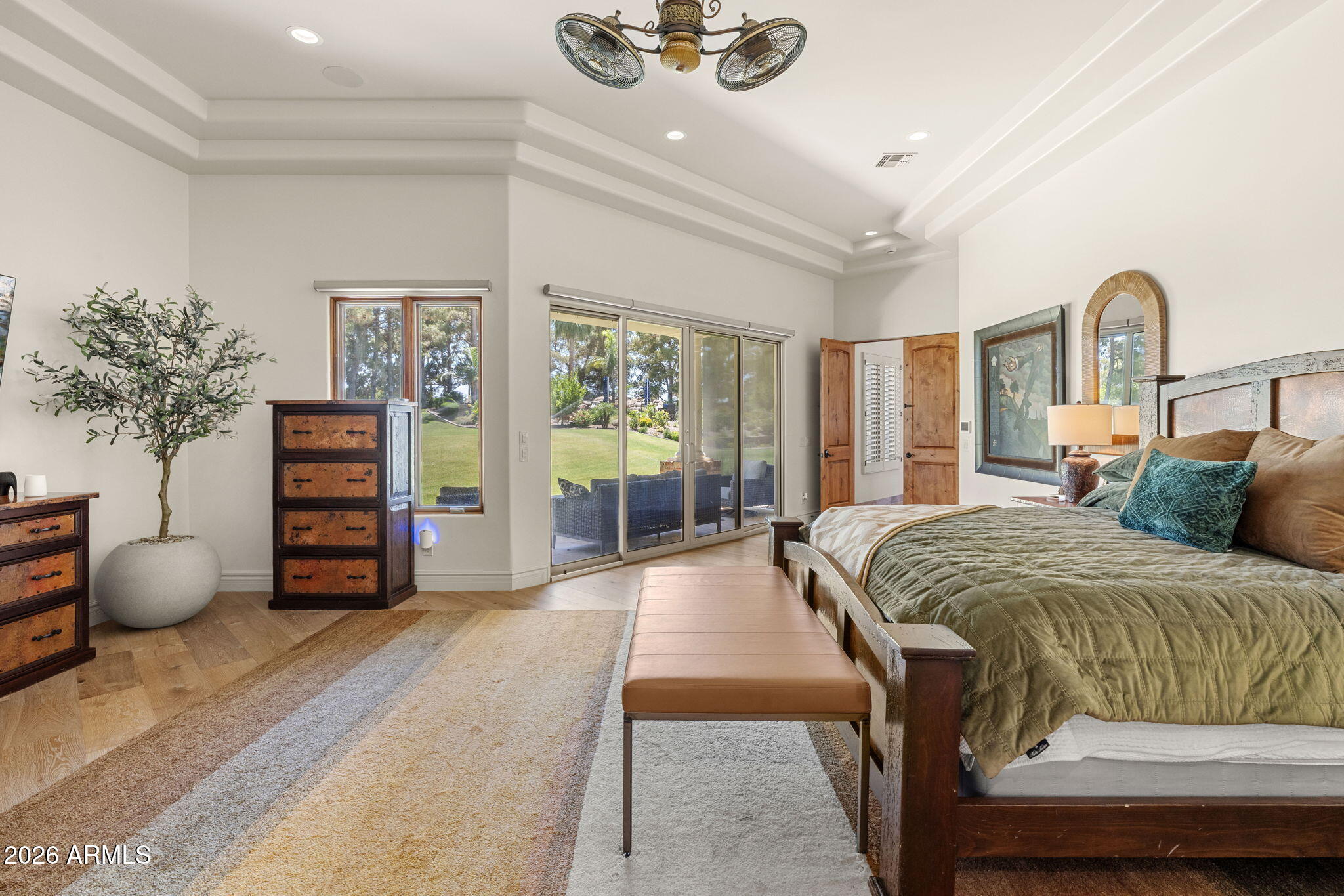 7 E OAKWOOD HILLS Drive