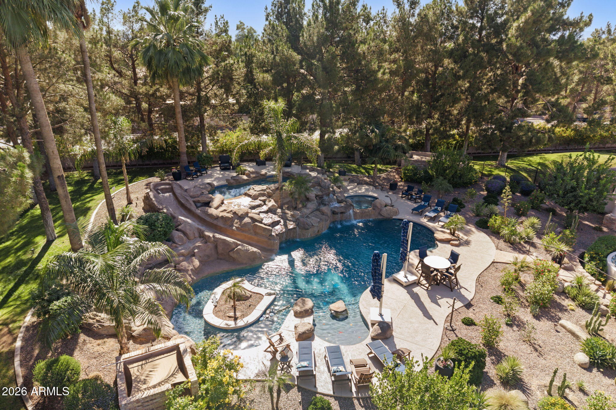 7 E OAKWOOD HILLS Drive