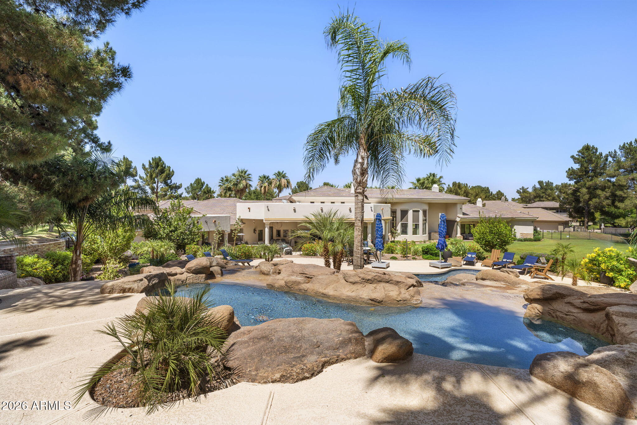 7 E OAKWOOD HILLS Drive