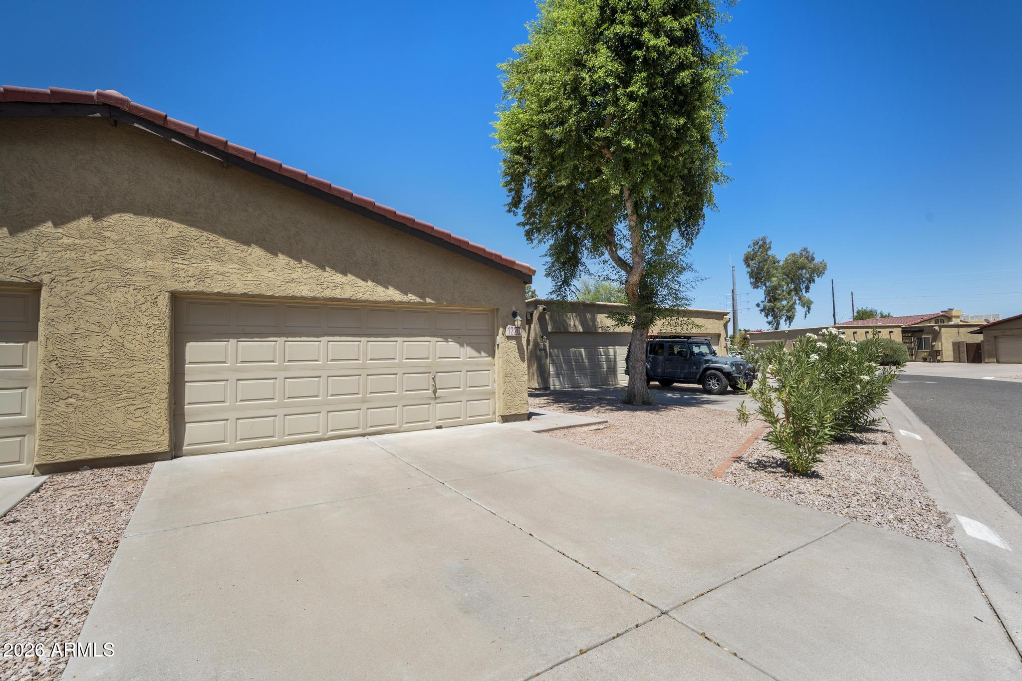 1220 E BLUEBELL Lane