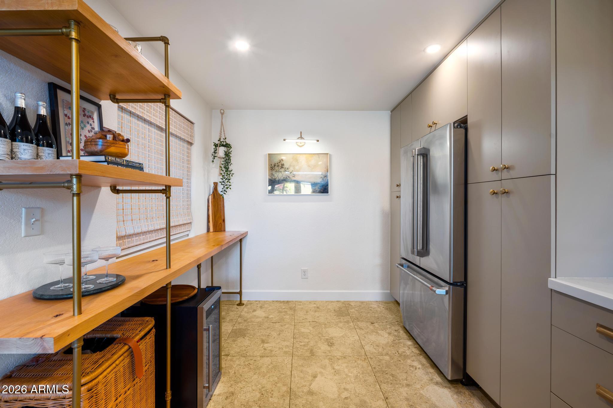 1220 E BLUEBELL Lane