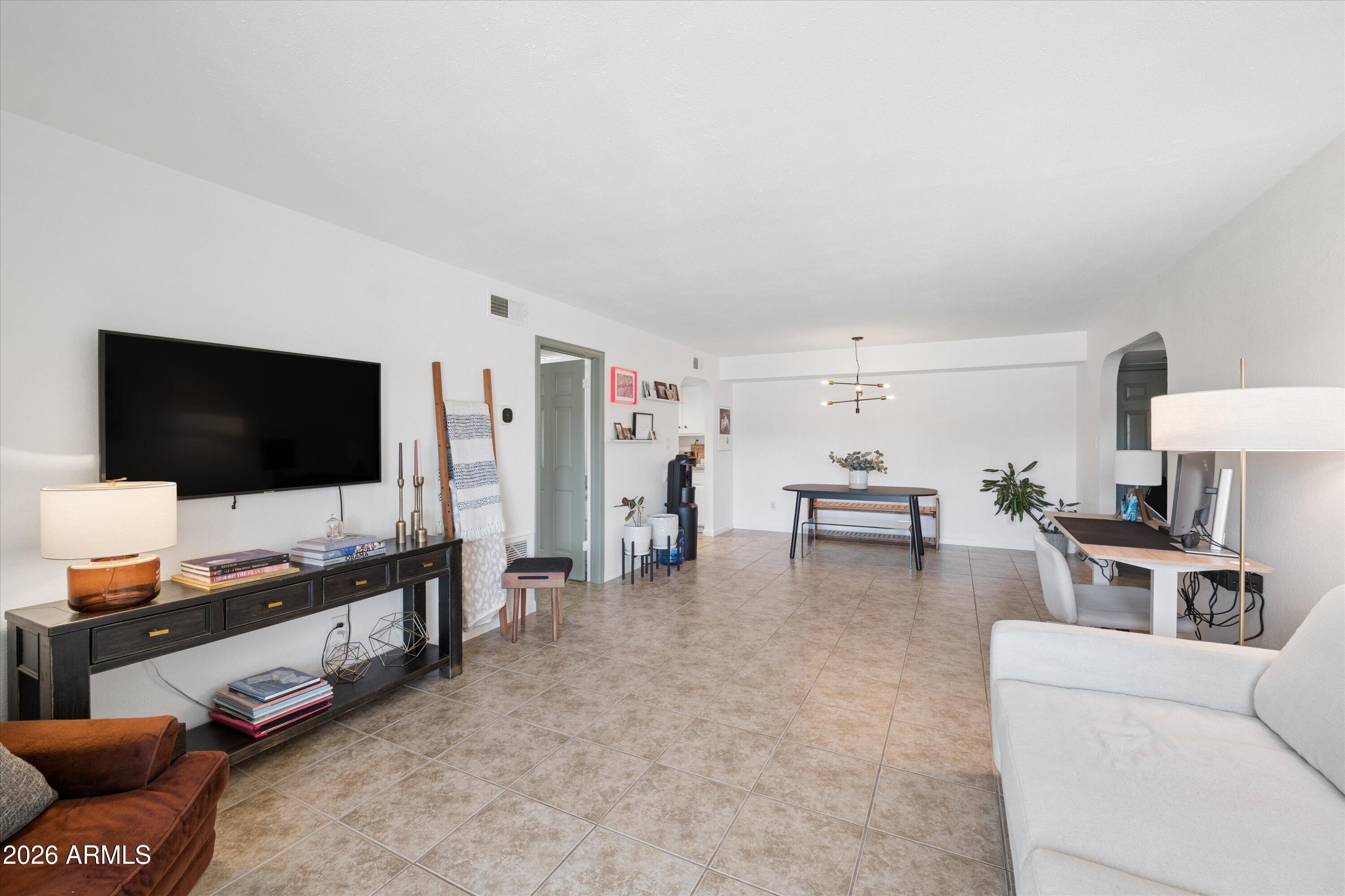 3825 E CAMELBACK Road E 186