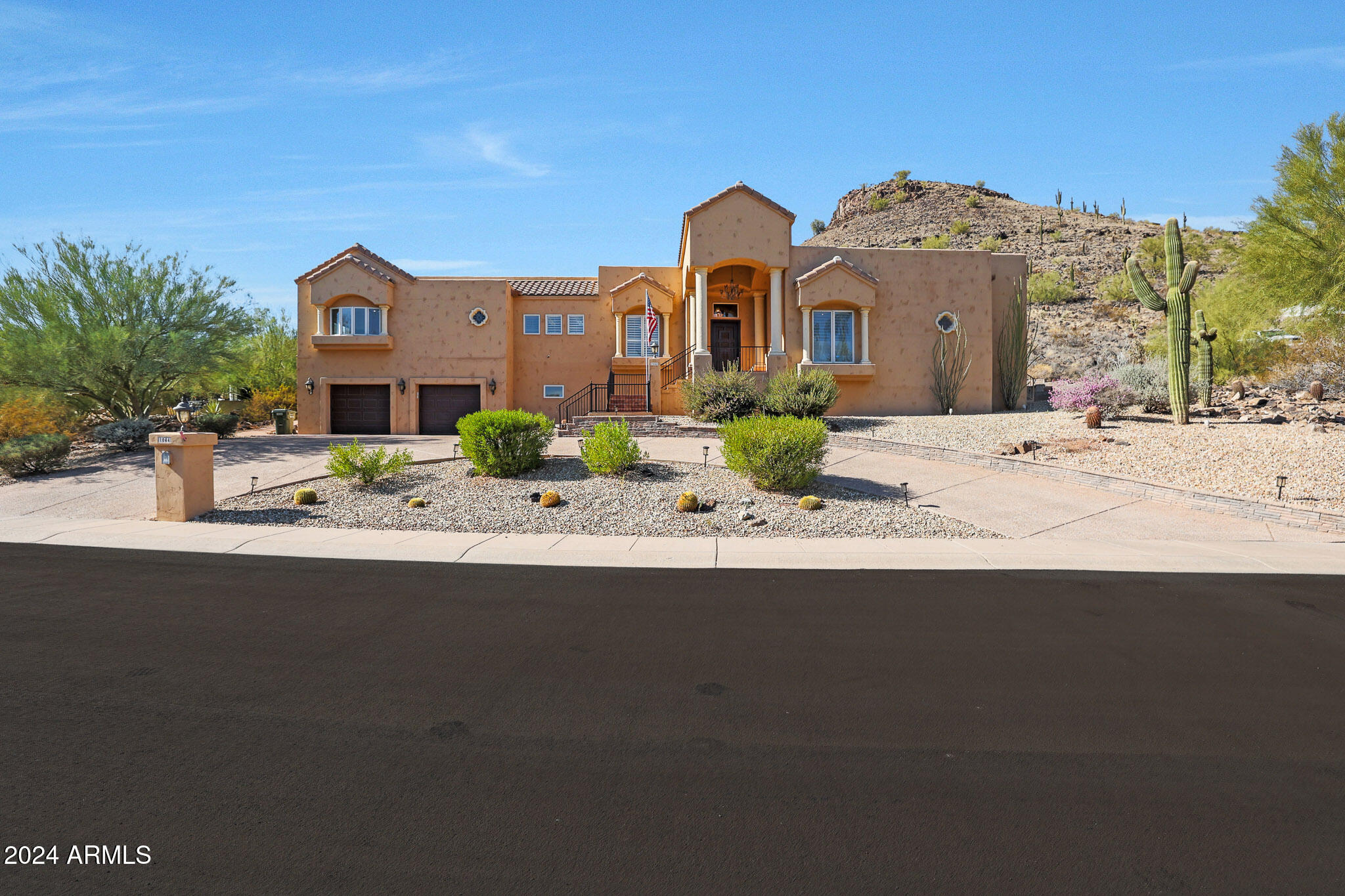 1044 W INDIAN HILLS Place