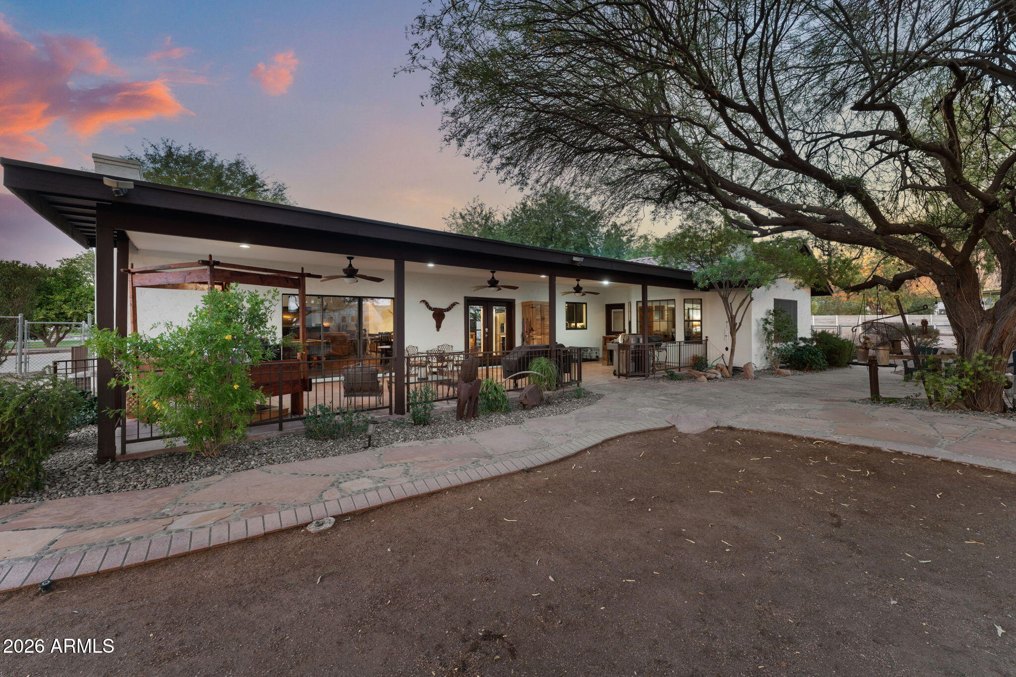 2601 E MESQUITE Street