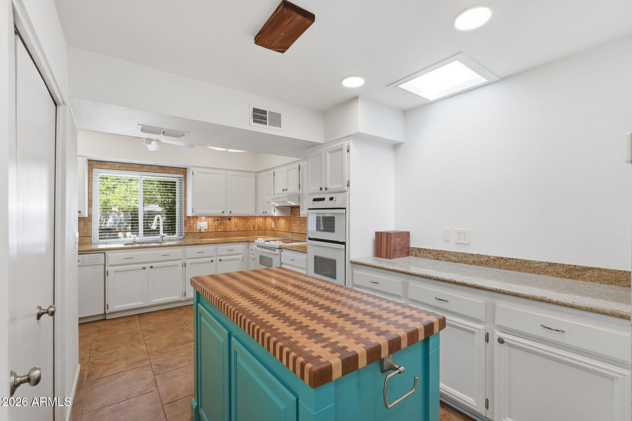 1915 E LINGER Lane