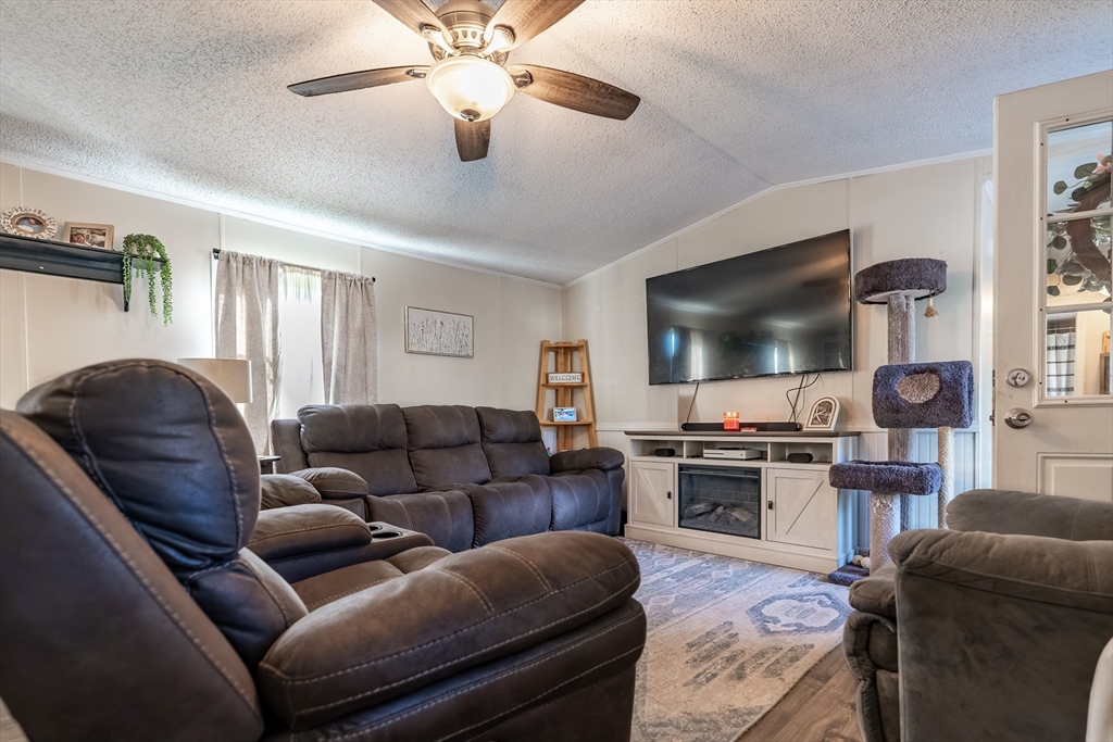 75 Kristen Ln
