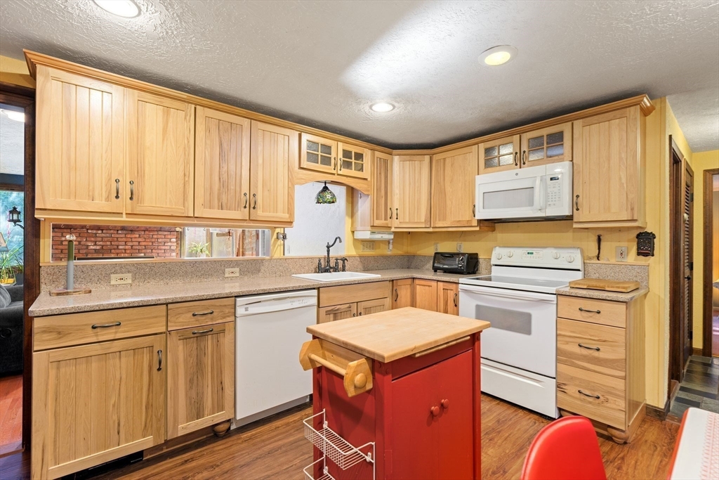 60 Canterbury Dr