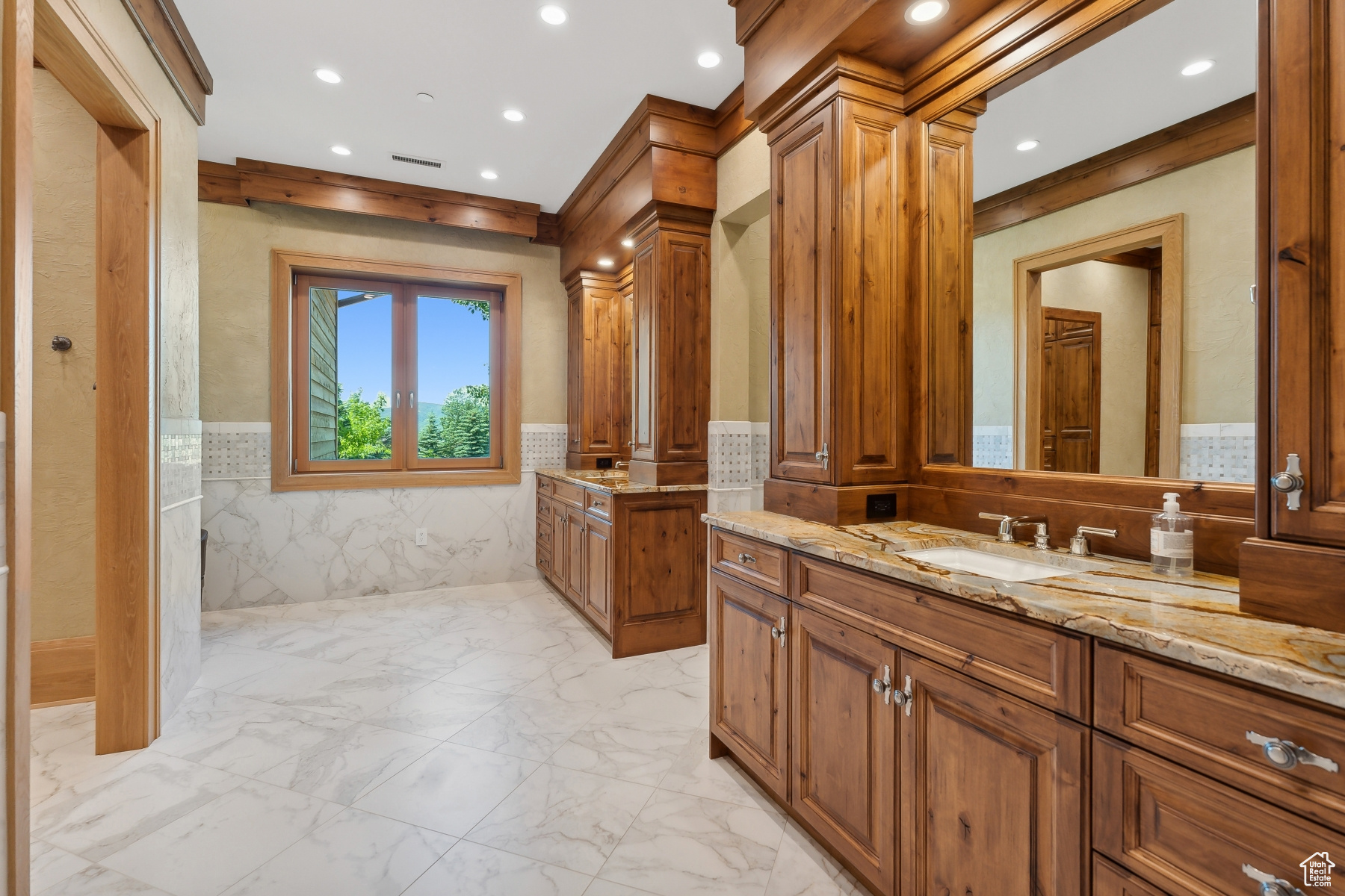 8011 N WEST HILLS TRL