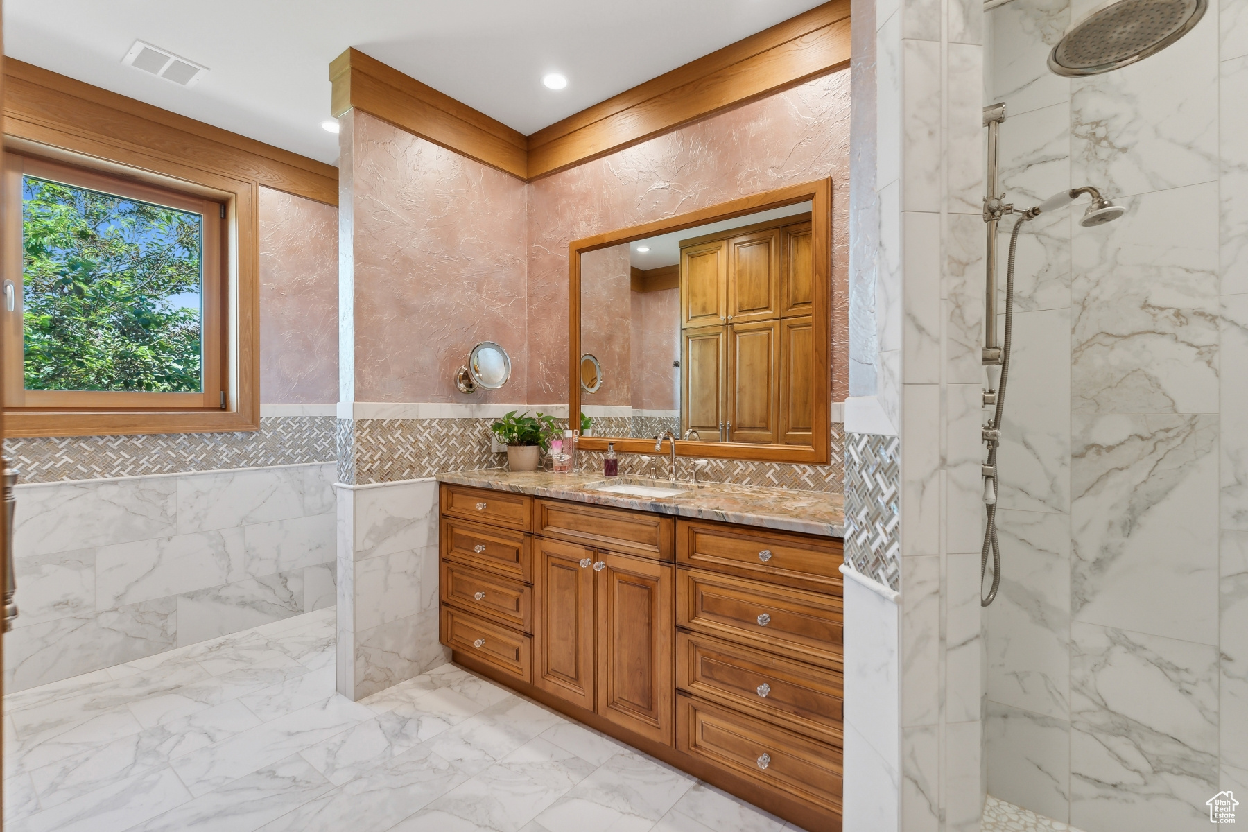 8011 N WEST HILLS TRL