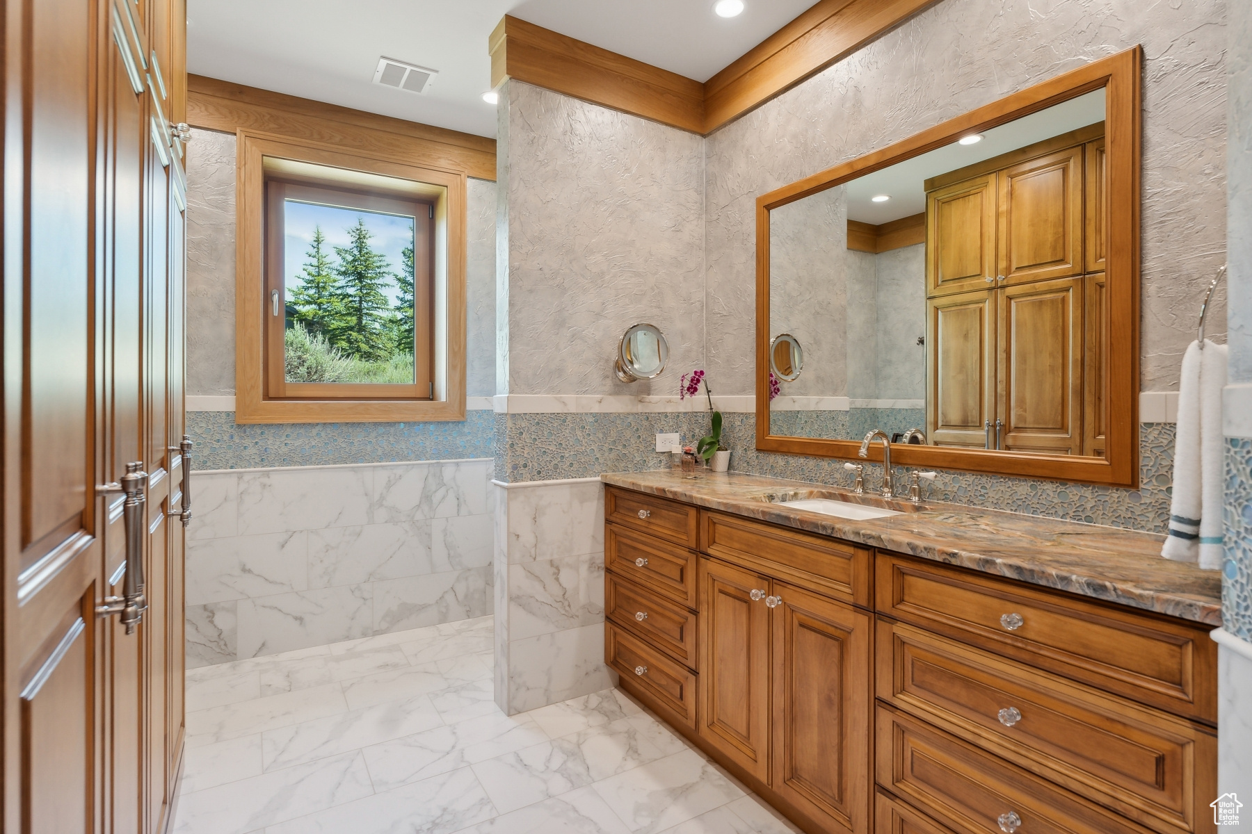 8011 N WEST HILLS TRL