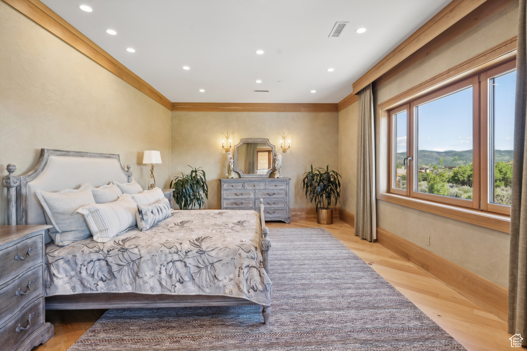 8011 N WEST HILLS TRL