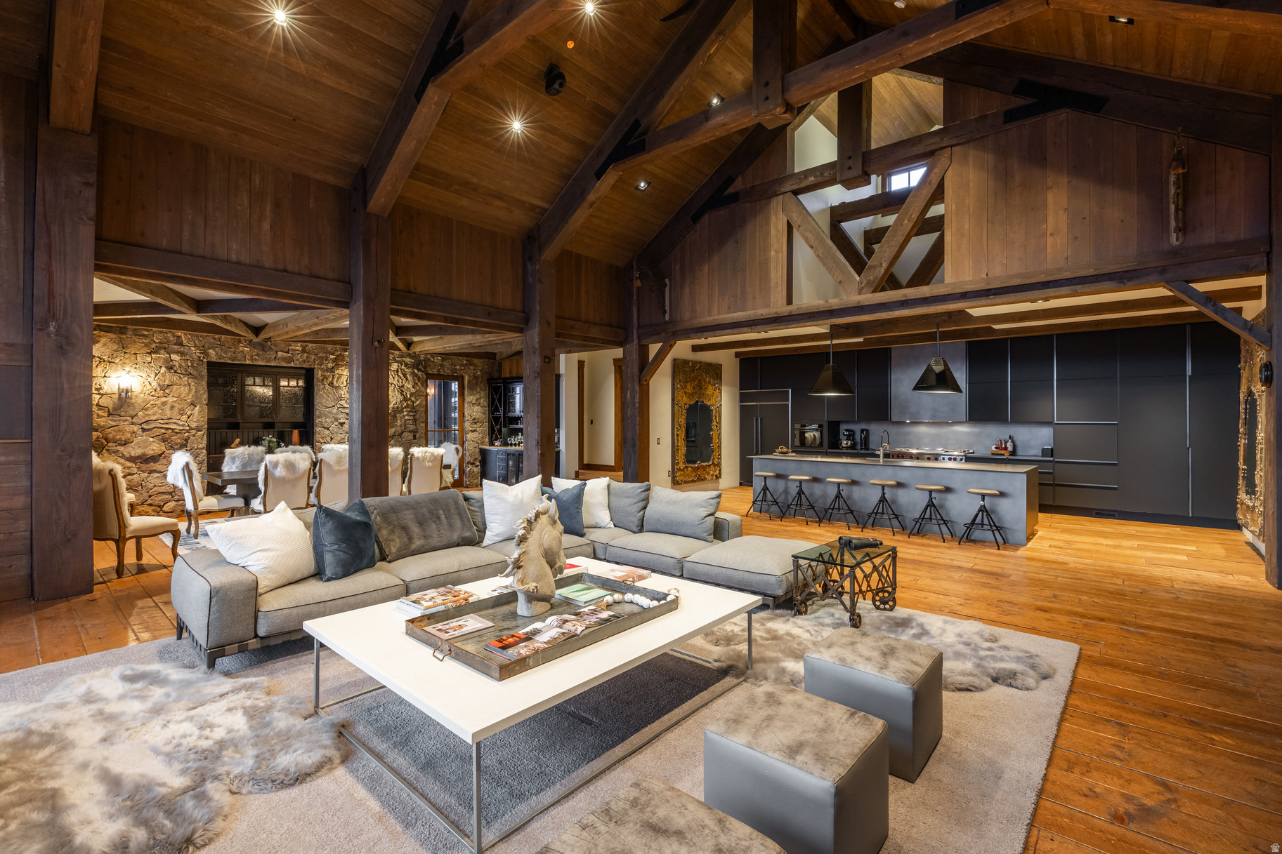 7701 N WEST HILLS TRL