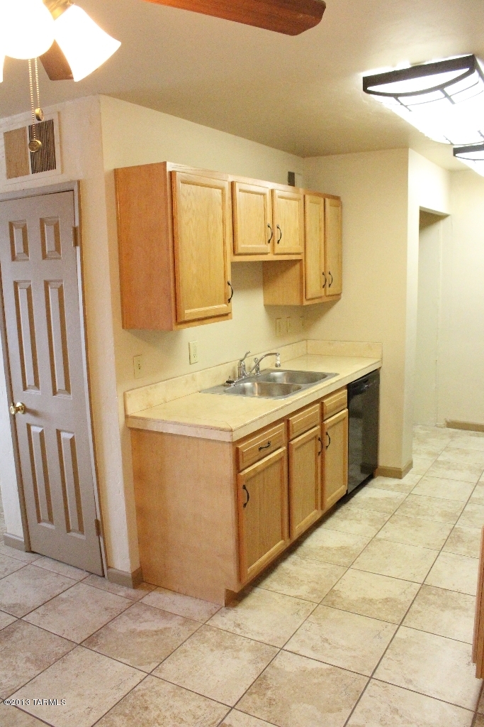 2123 S Rosemont (No Traffic) Avenue