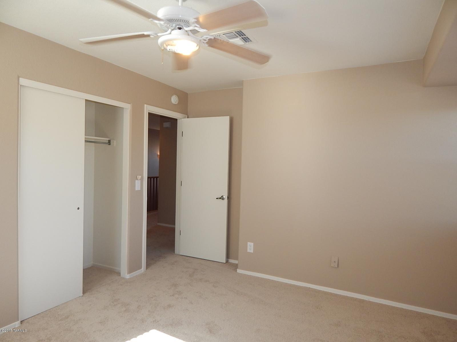 4636 W Lindenthal Lane