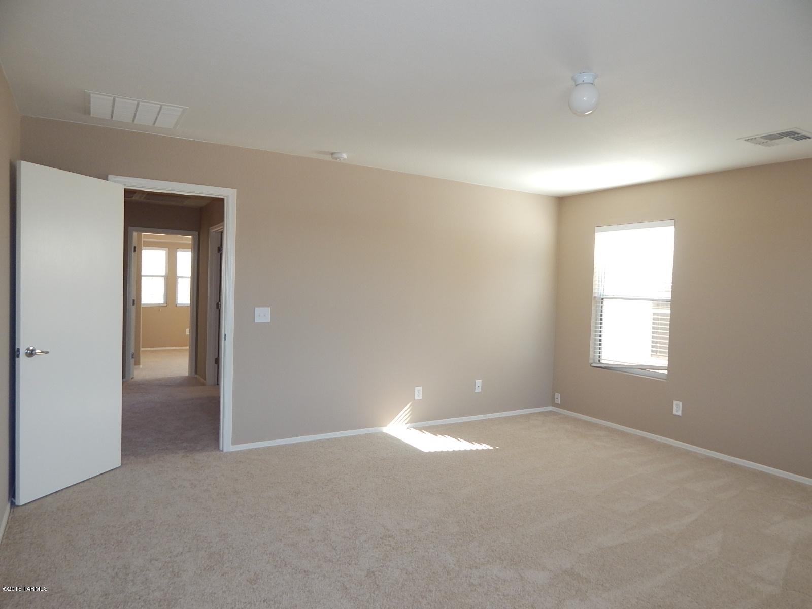 4636 W Lindenthal Lane