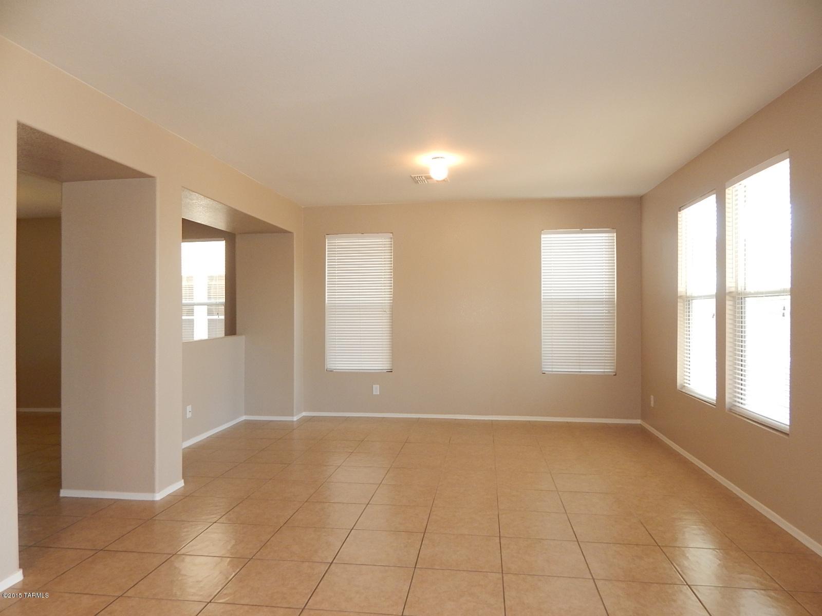 4636 W Lindenthal Lane