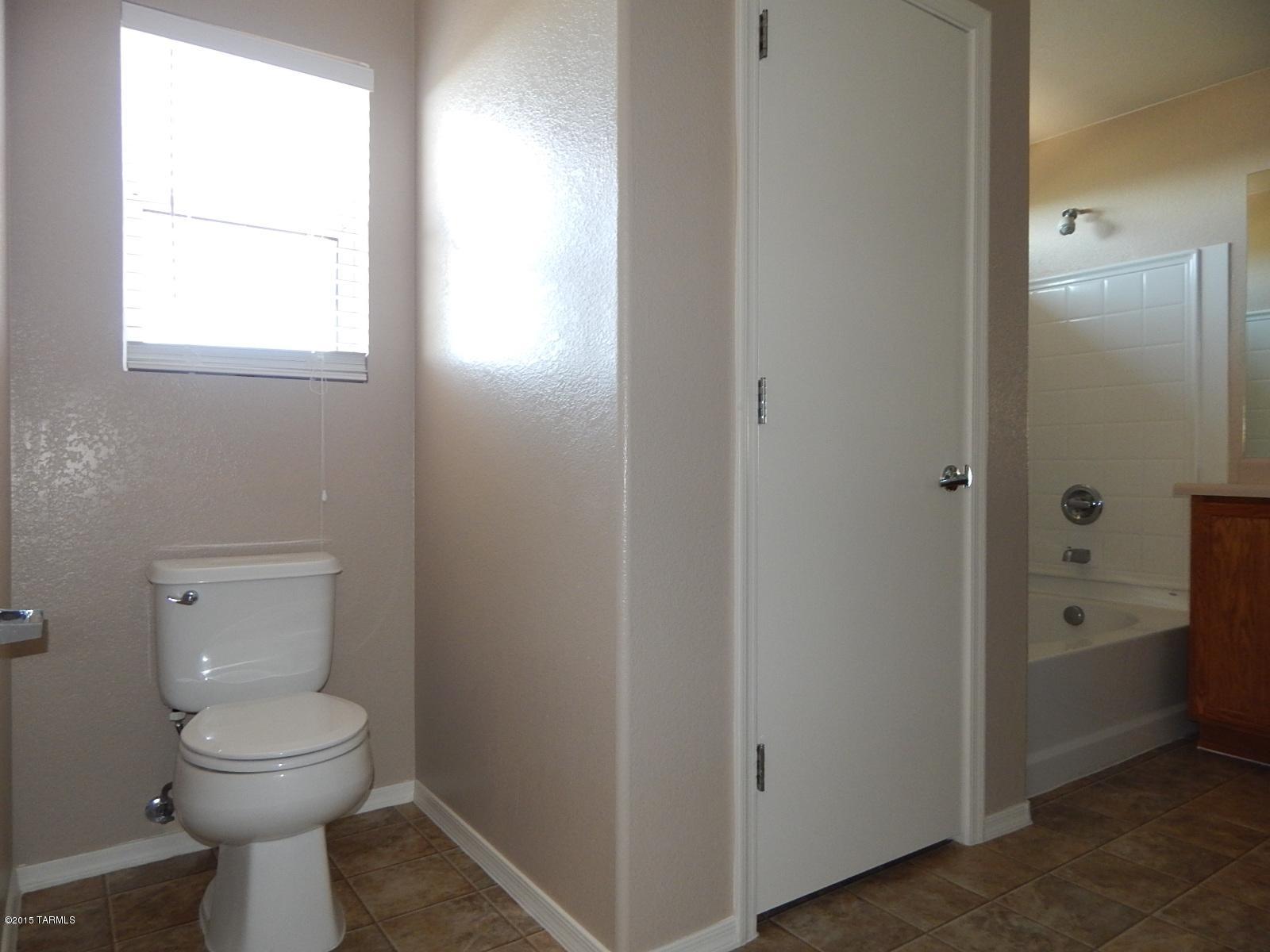 4636 W Lindenthal Lane