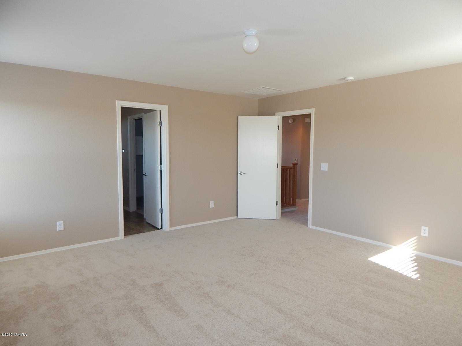 4636 W Lindenthal Lane