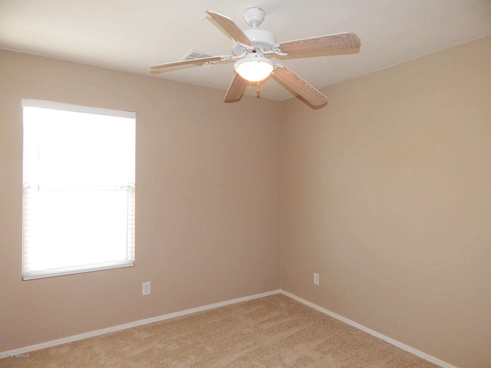 4636 W Lindenthal Lane