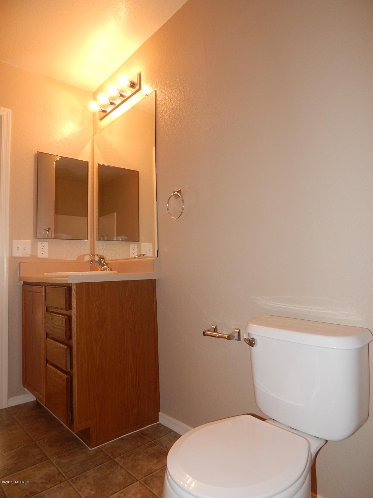 4636 W Lindenthal Lane