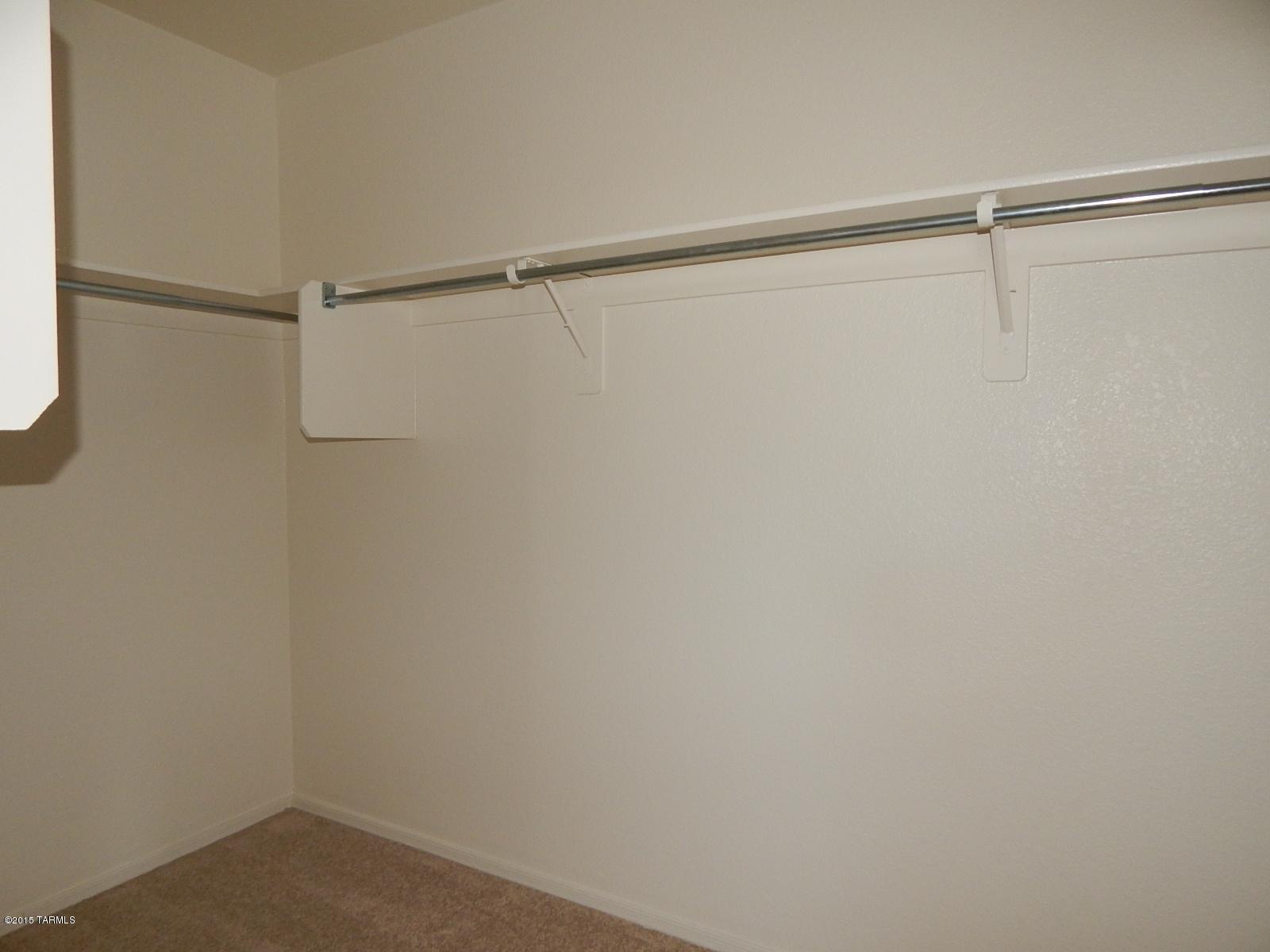 4636 W Lindenthal Lane