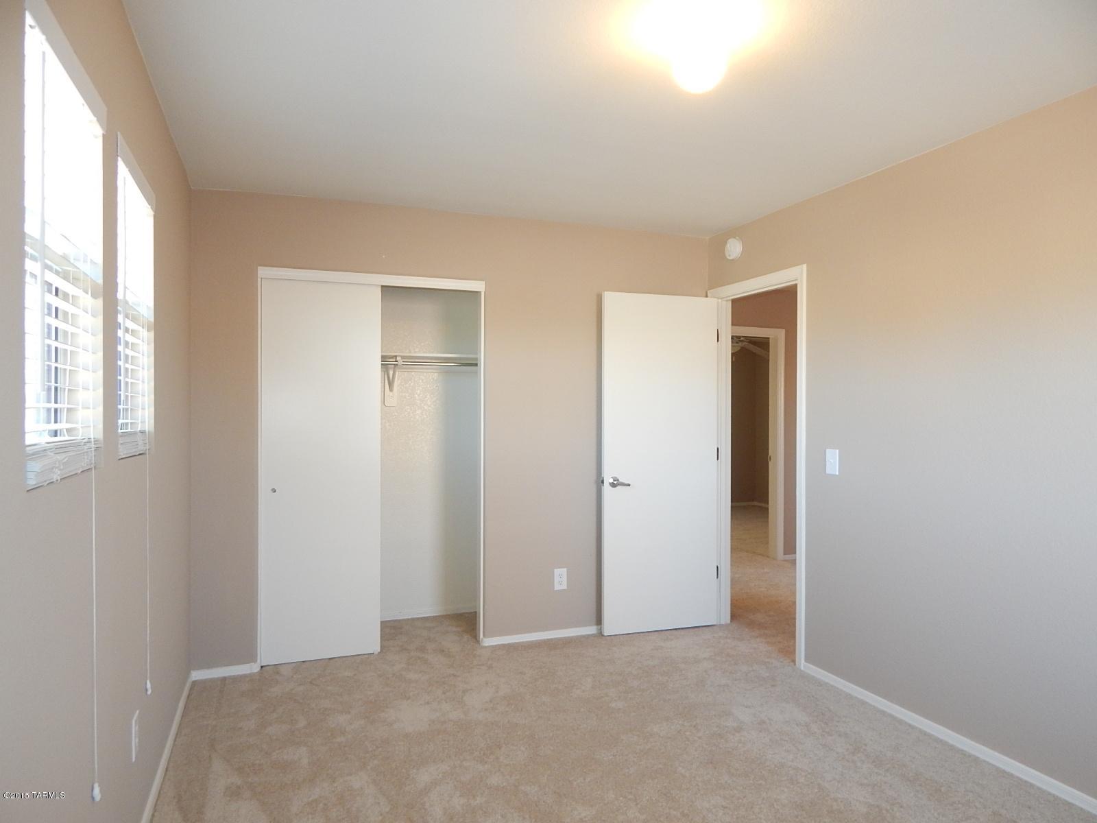 4636 W Lindenthal Lane