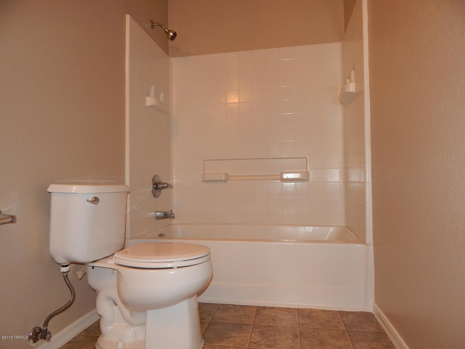 4636 W Lindenthal Lane