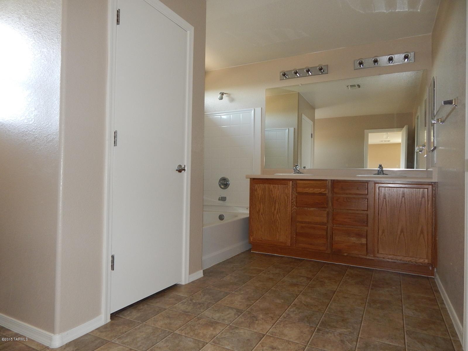 4636 W Lindenthal Lane