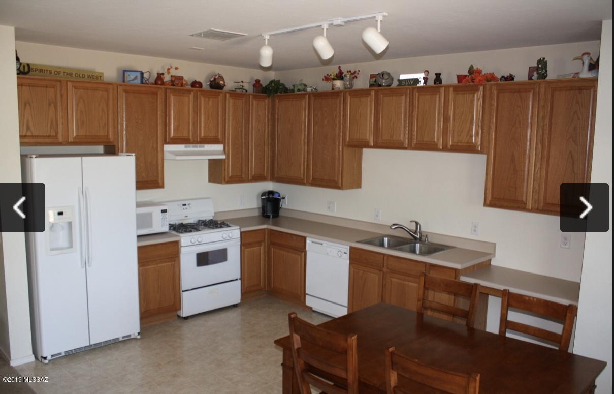 1066 W Calle Del Libro Dorado