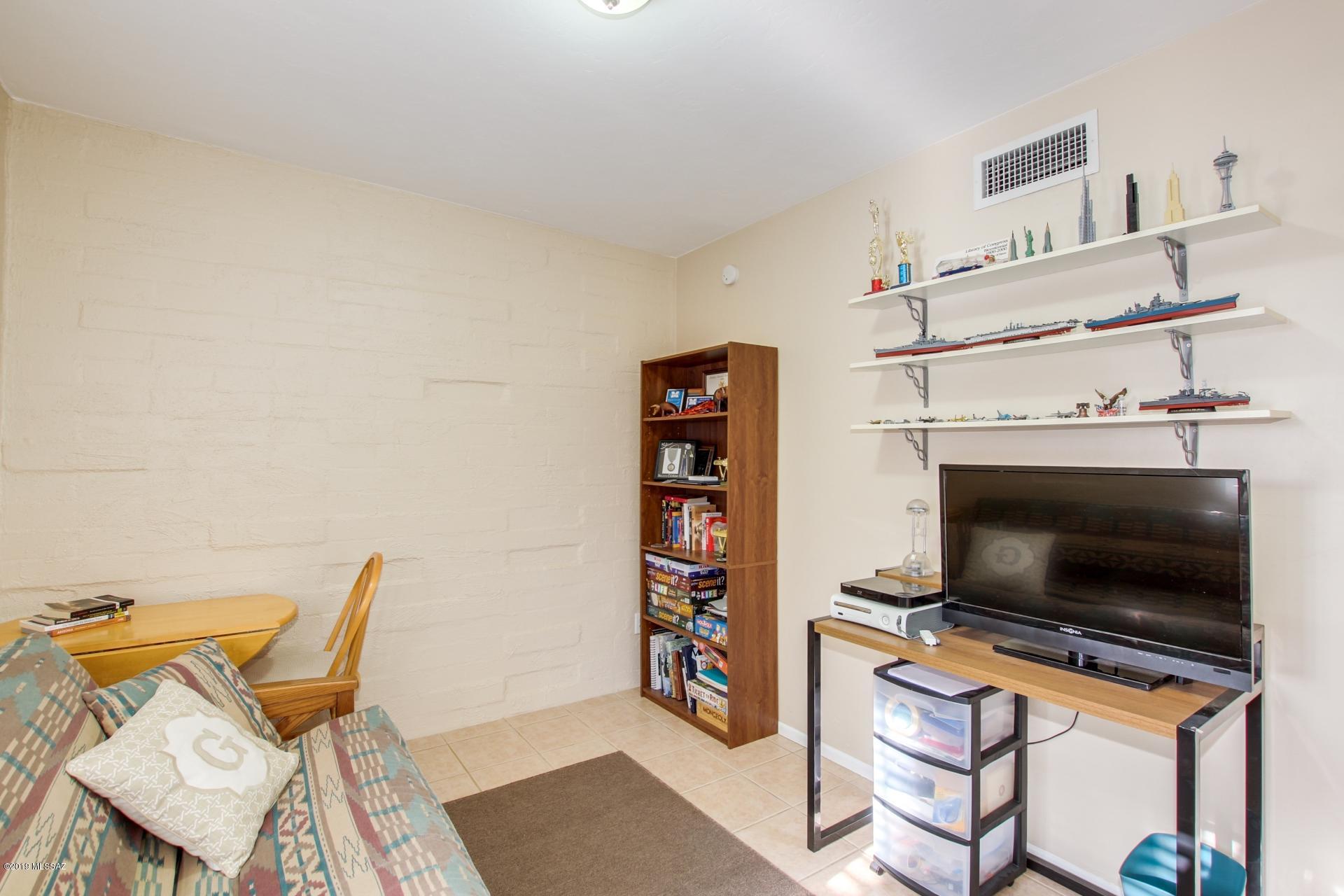 2870 N Beverly Avenue