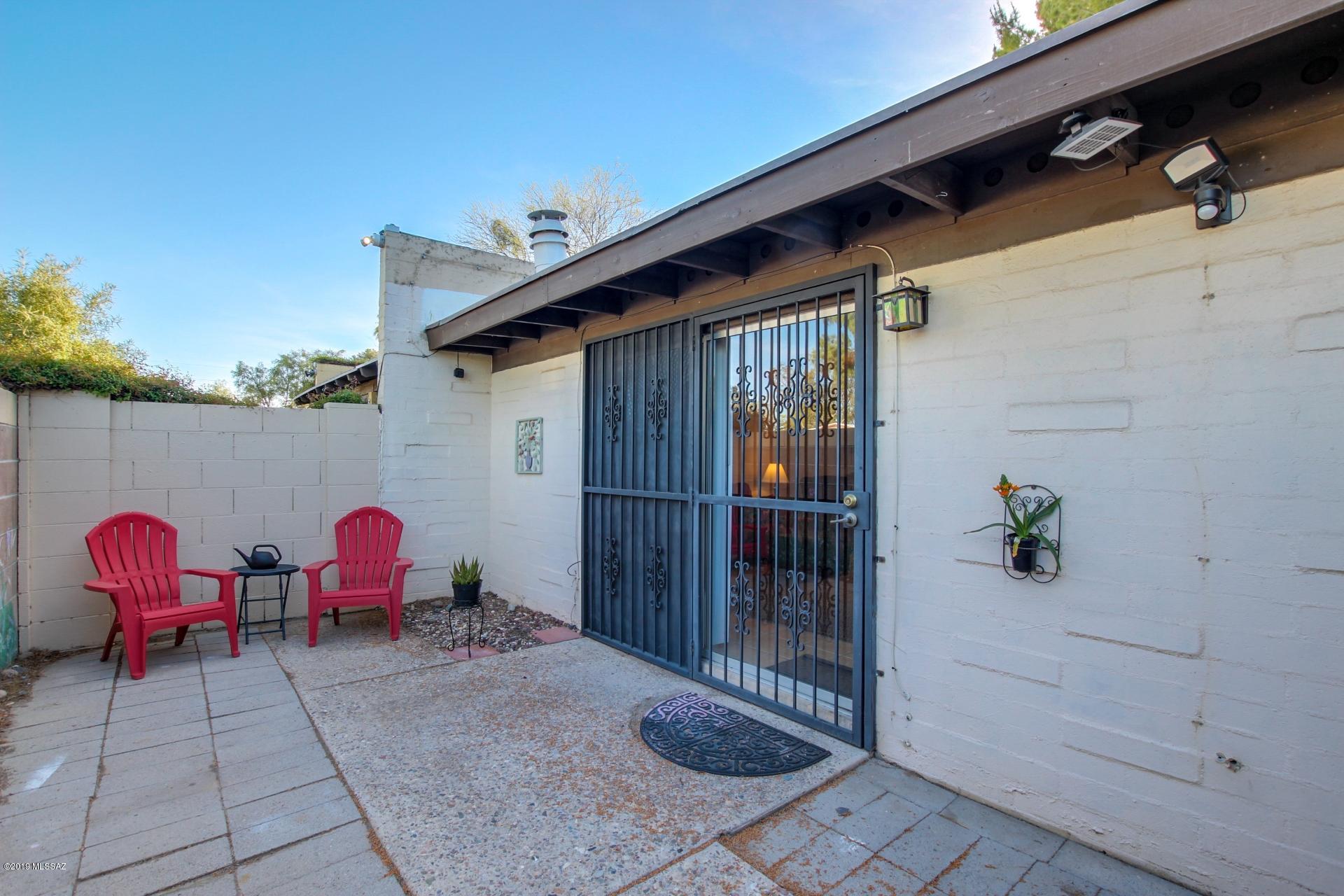 2870 N Beverly Avenue