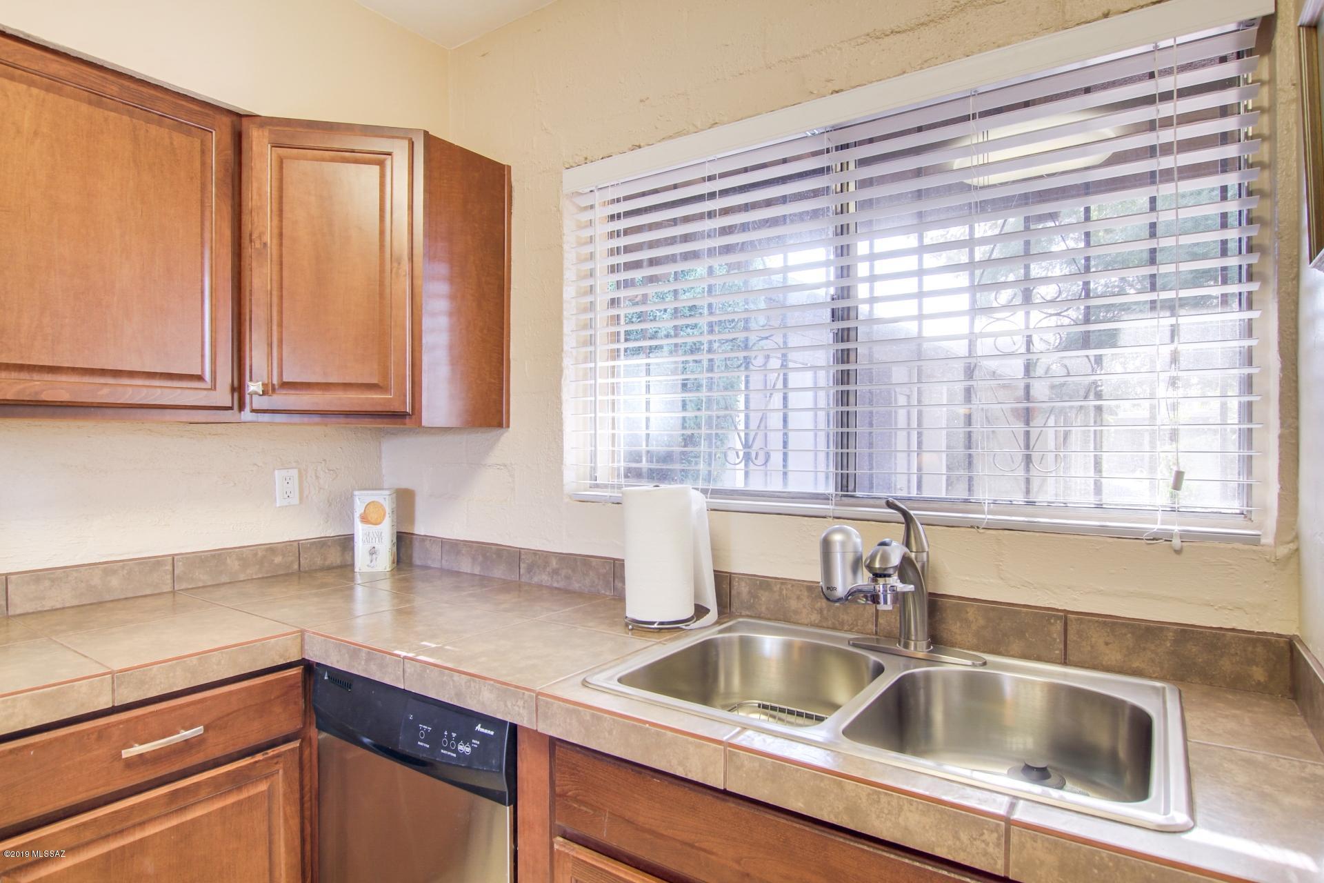 2870 N Beverly Avenue