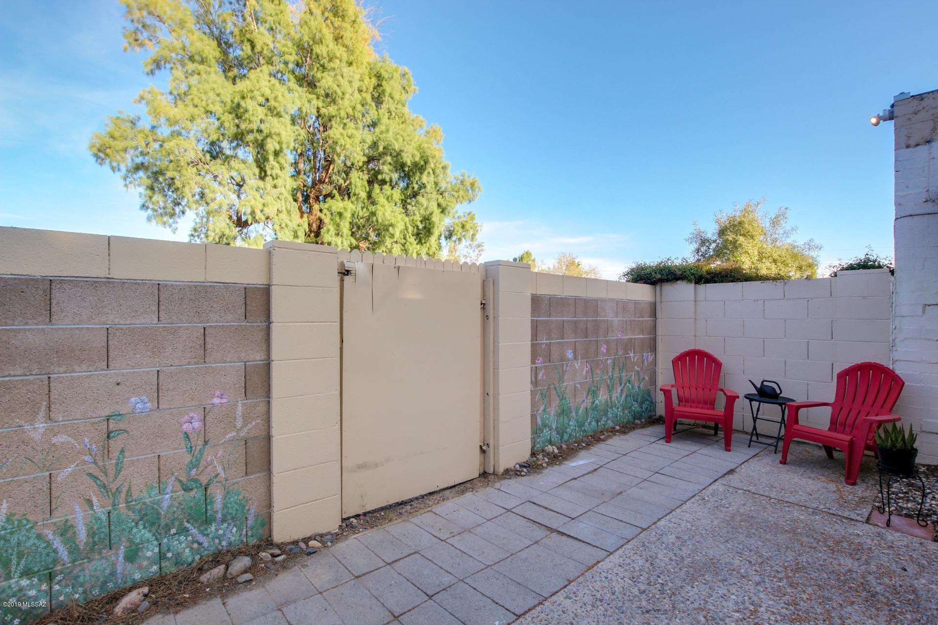 2870 N Beverly Avenue