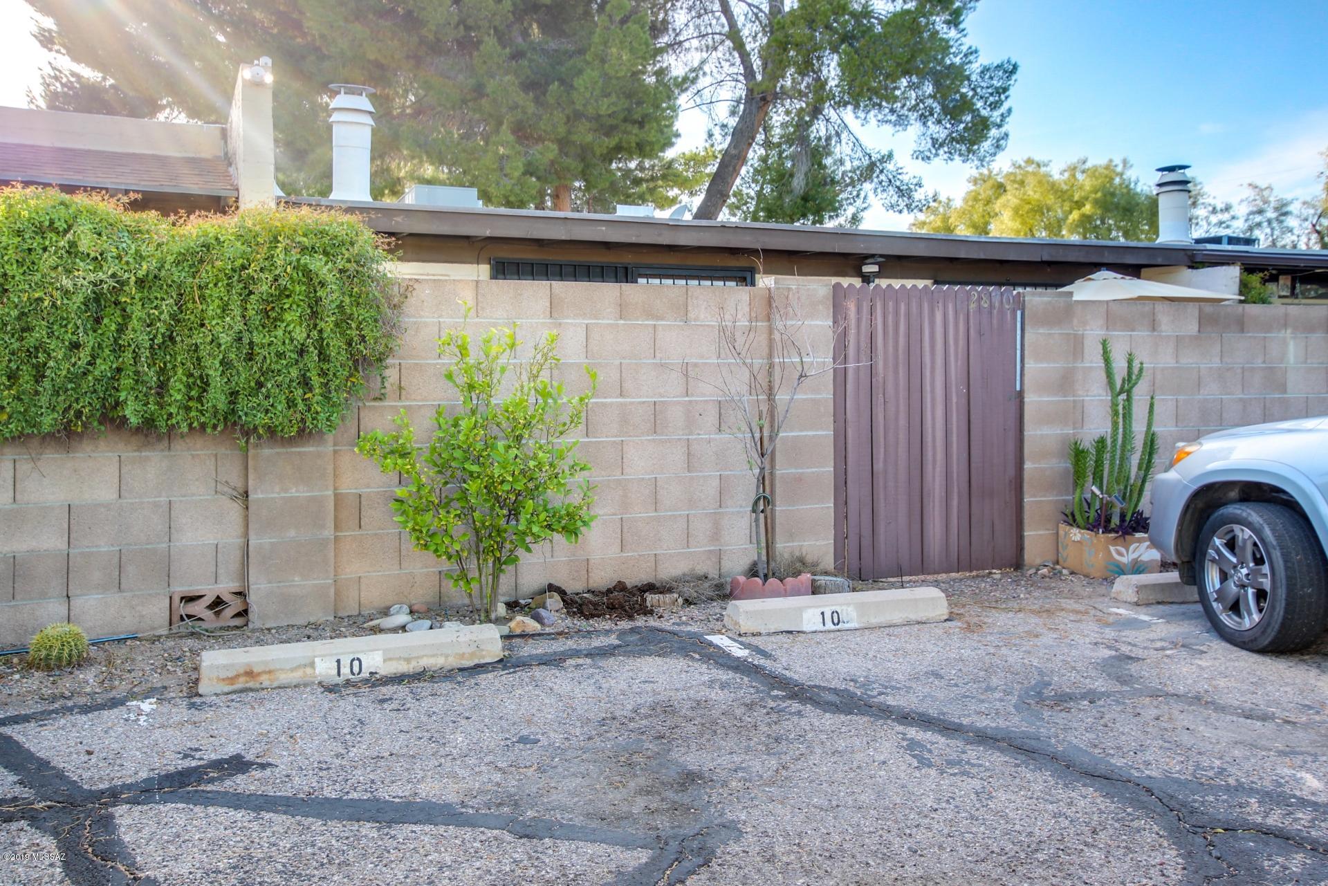 2870 N Beverly Avenue