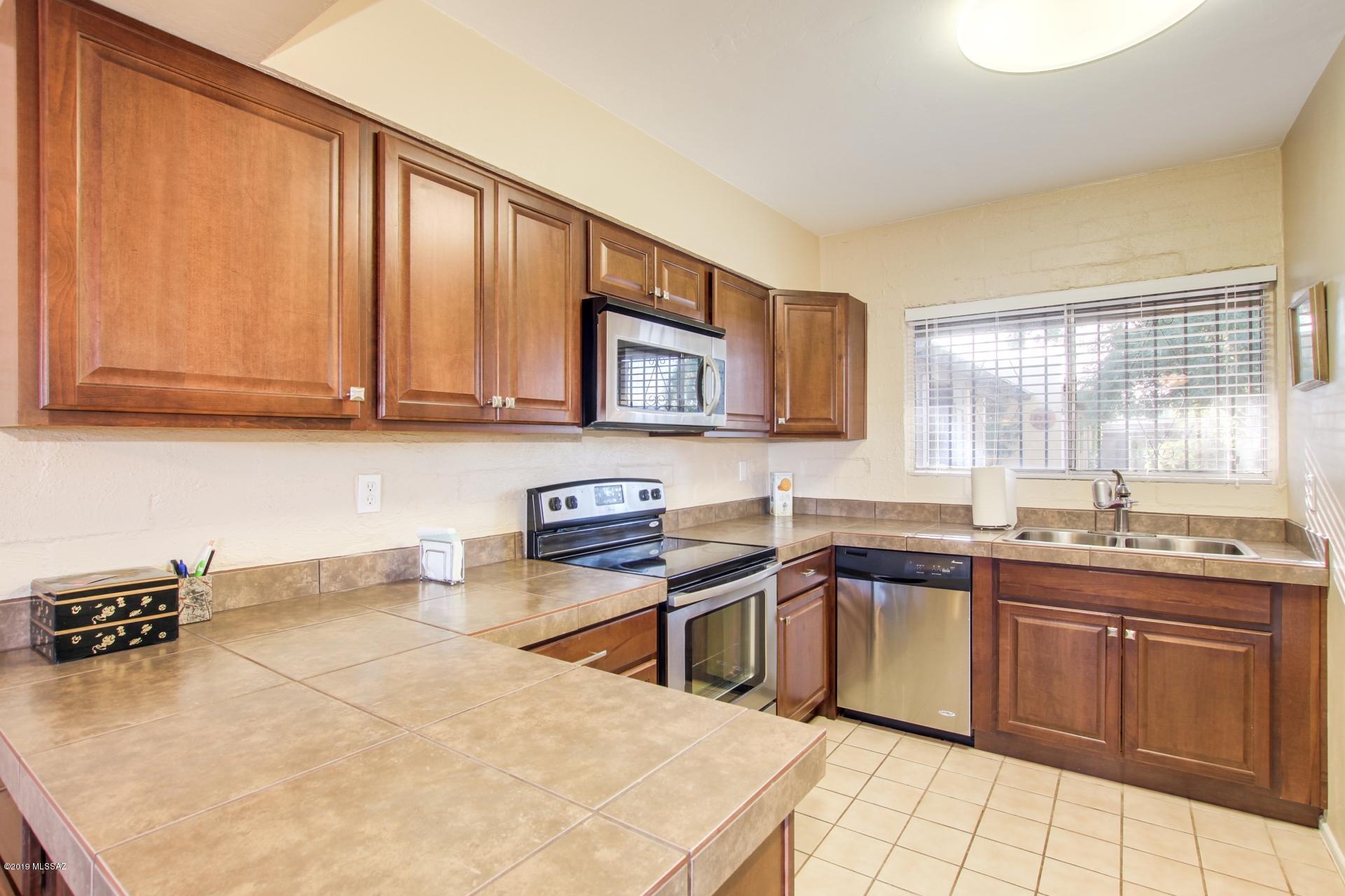 2870 N Beverly Avenue