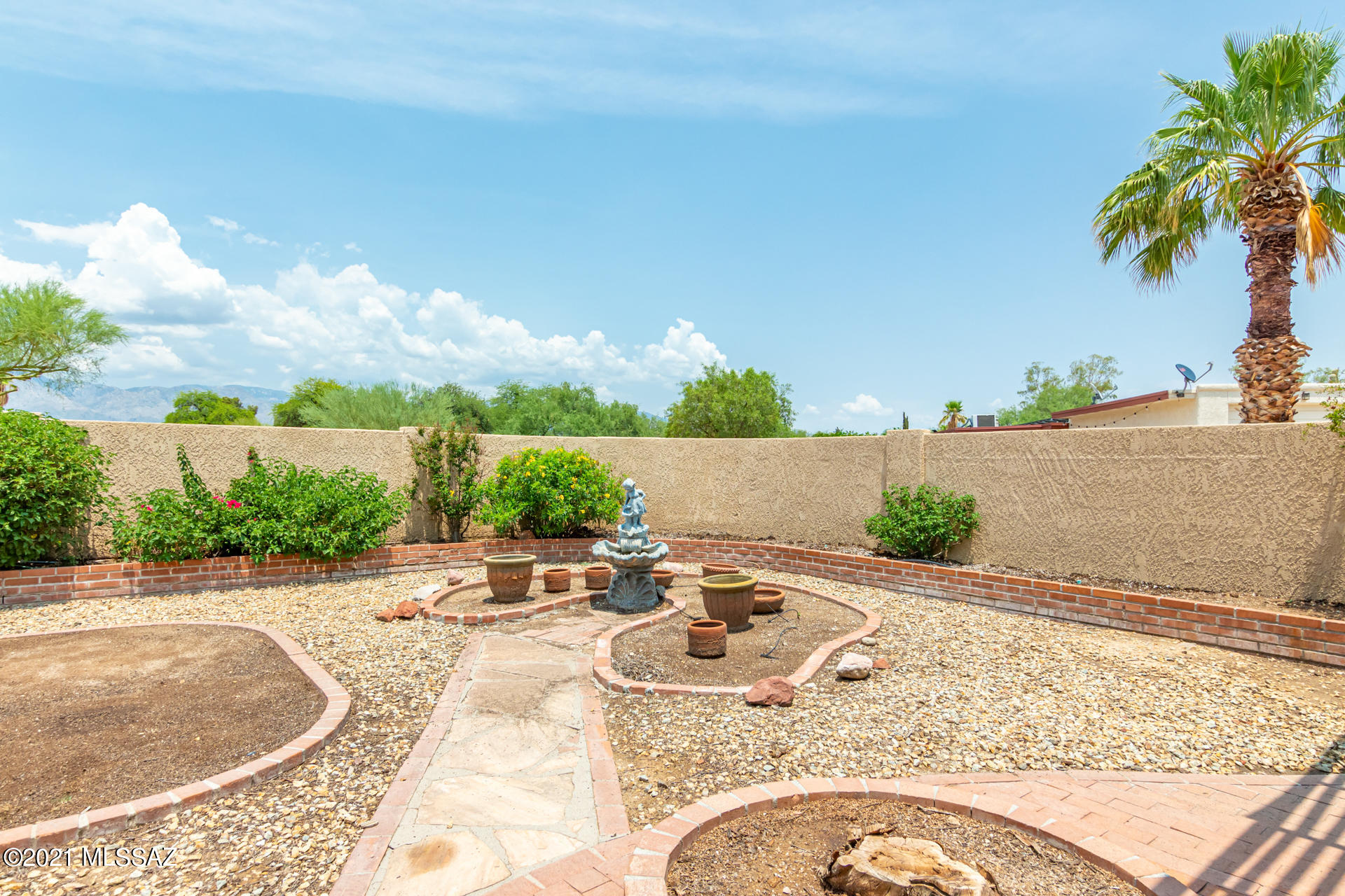 7001 E Hacienda Reposo