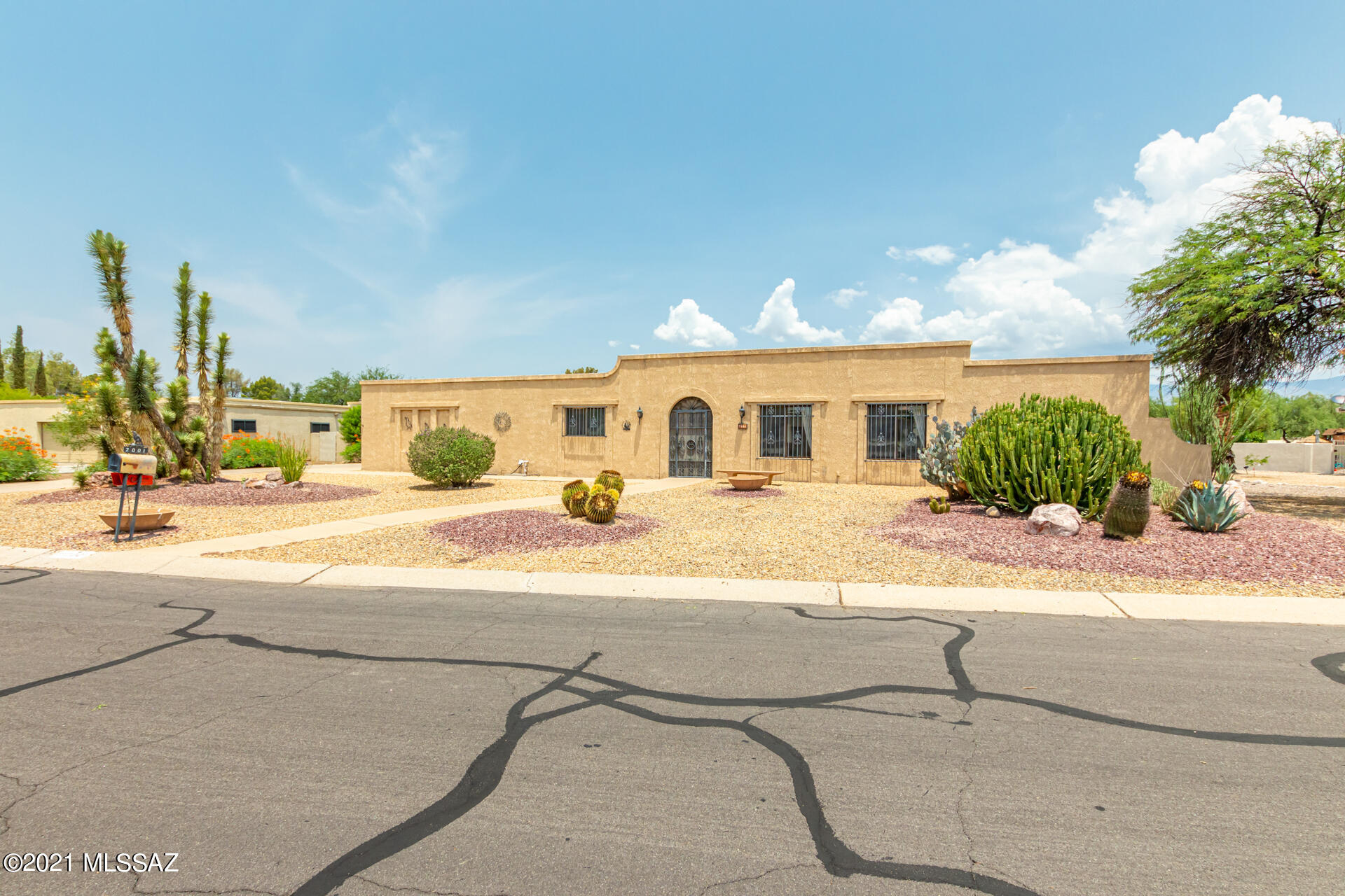 7001 E Hacienda Reposo