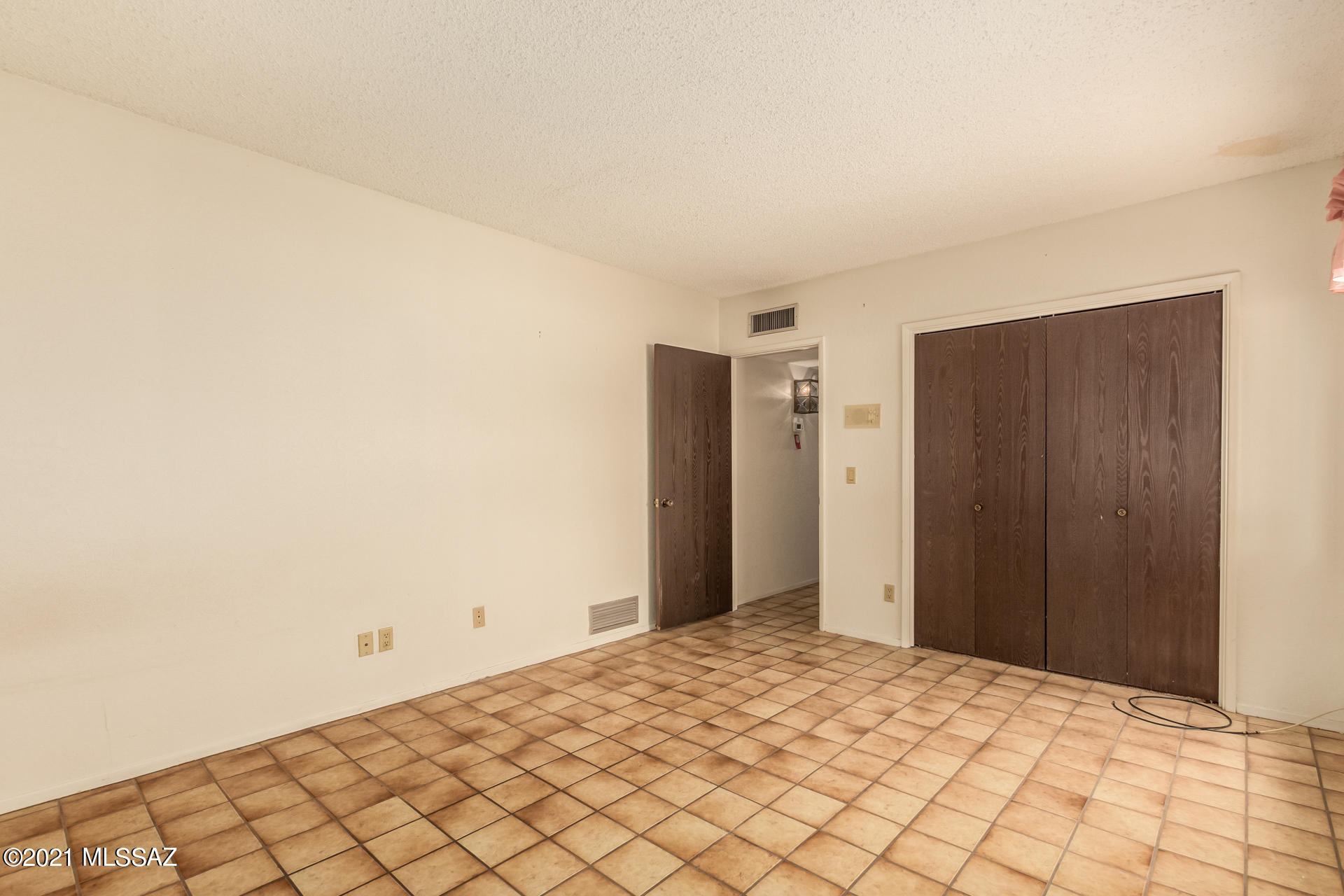 7001 E Hacienda Reposo