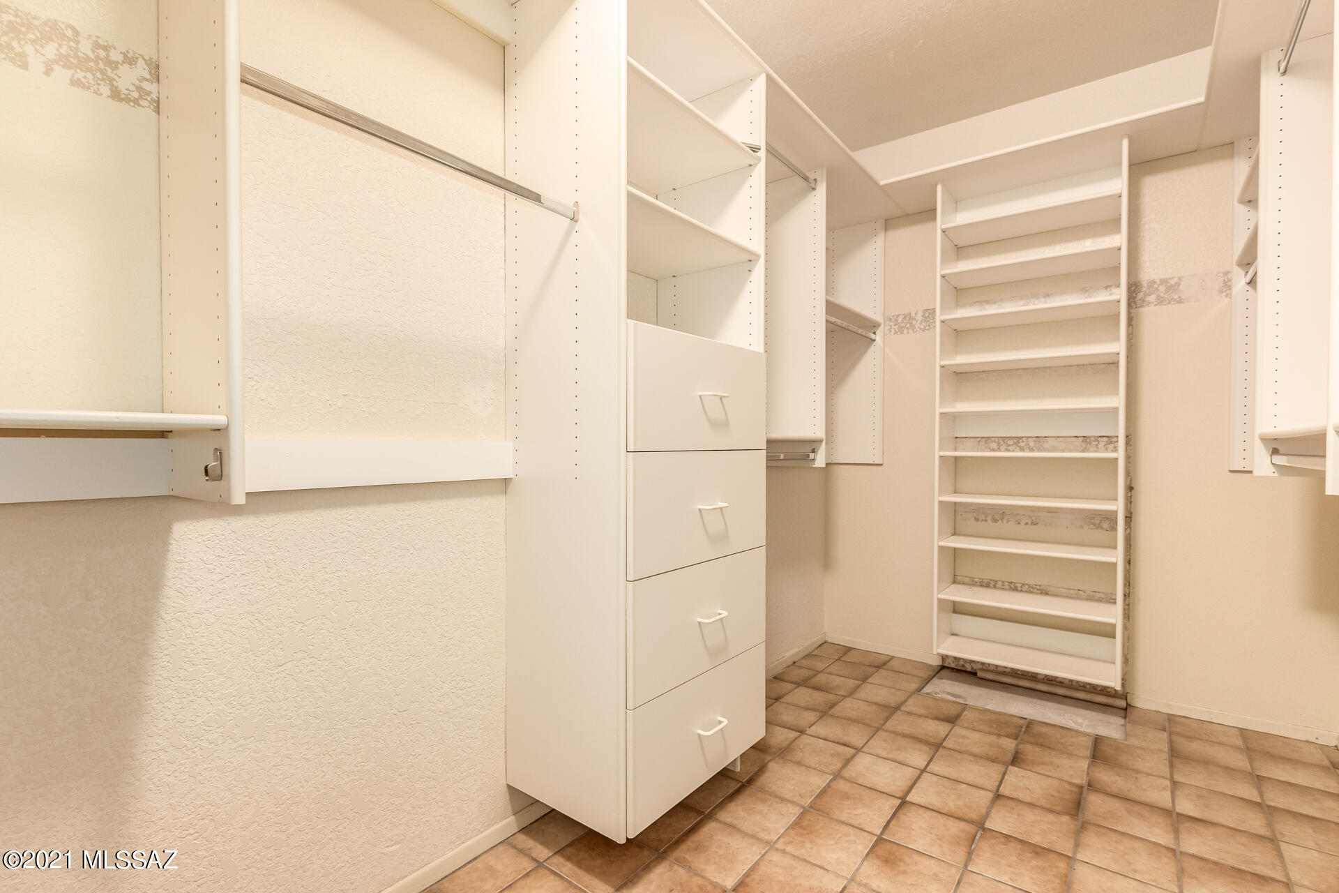 7001 E Hacienda Reposo