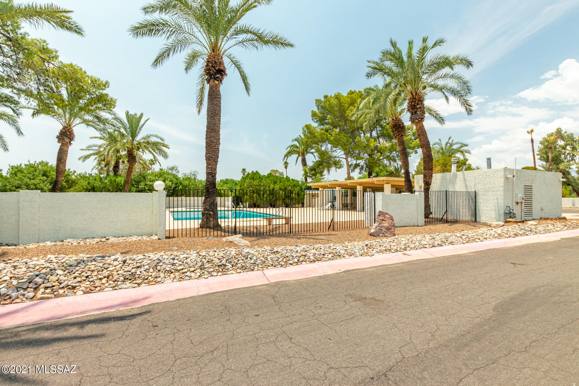 7001 E Hacienda Reposo