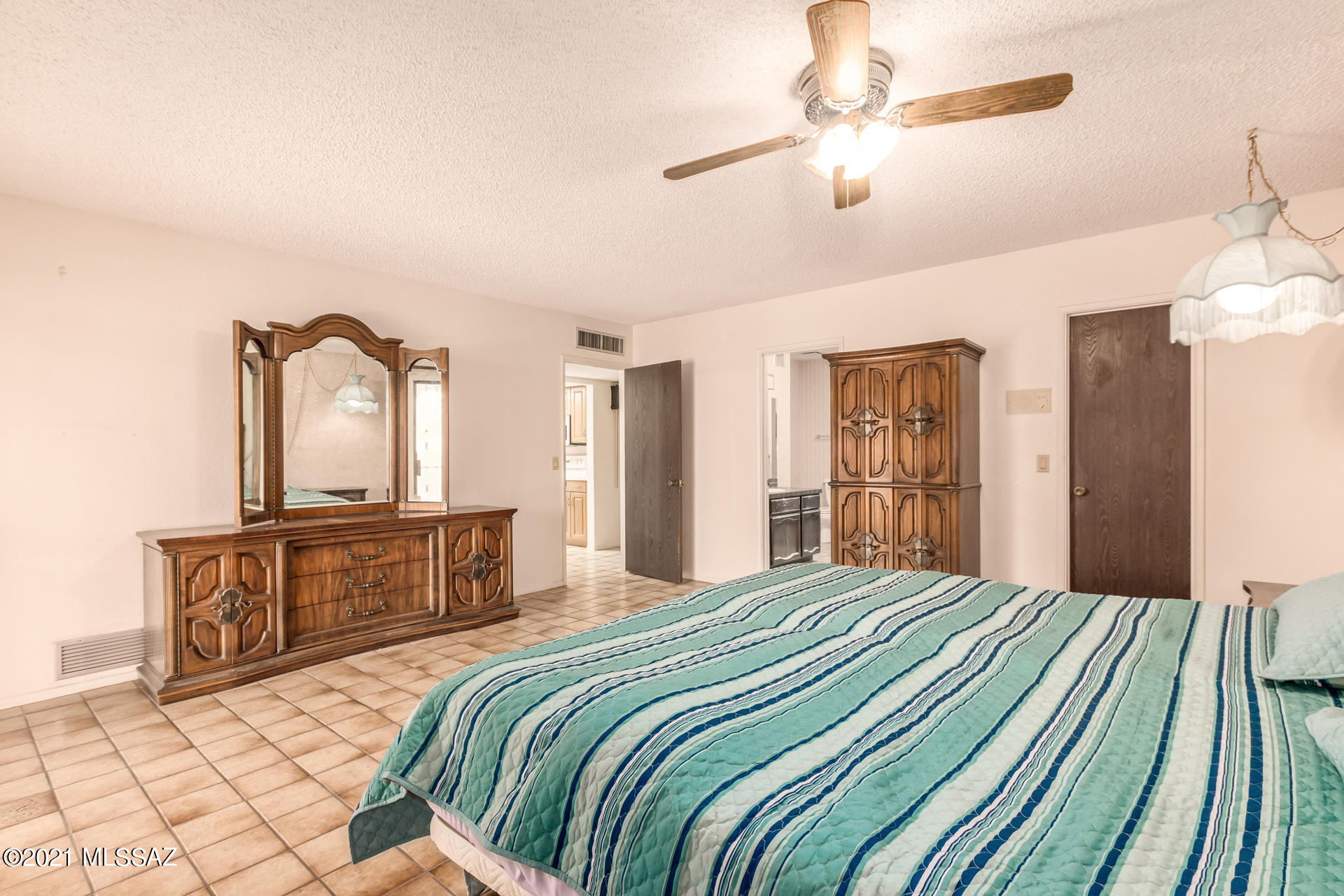 7001 E Hacienda Reposo