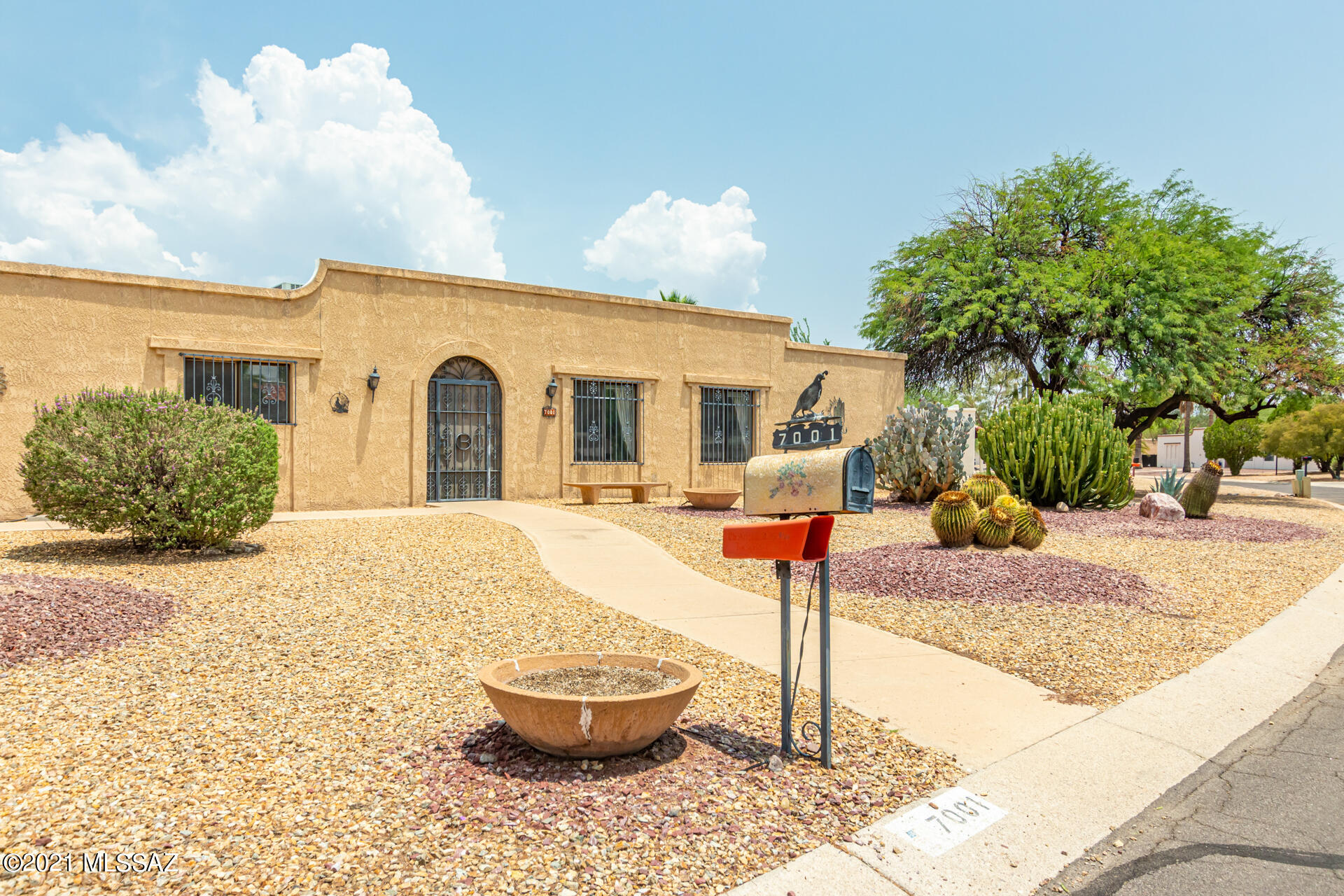 7001 E Hacienda Reposo