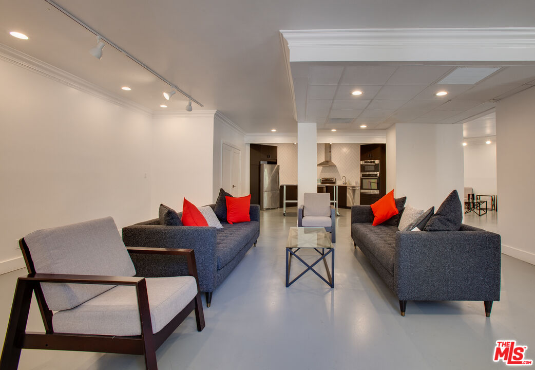 950 N Kings Rd Unit: 218