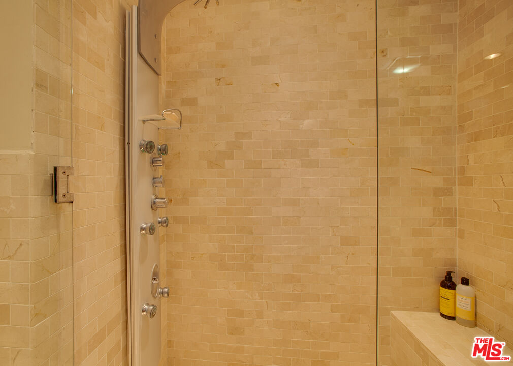 950 N Kings Rd Unit: 218
